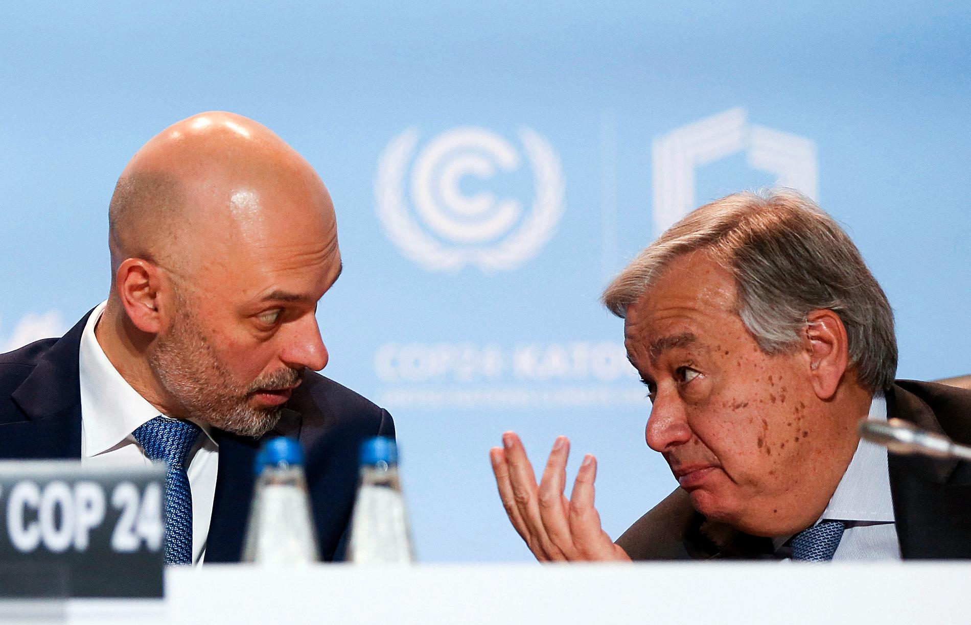 FN:s generalsekreterare António Guterres pratar med Michal Kurtyka, ordförande vid klimatmötet i Katowice. Sprickan mellan de deltagande länderna blir allt större.