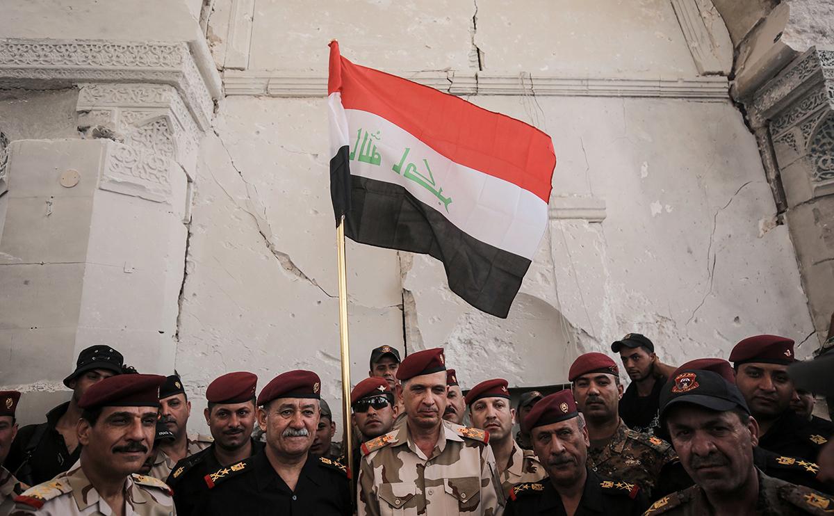 Representanter för irakiska armén i al-Nurimoskén efter att den återtagits från IS. 