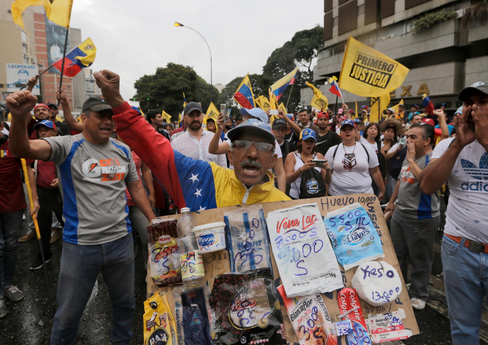 Oppositionella demonstranter i Caracas på onsdagen.