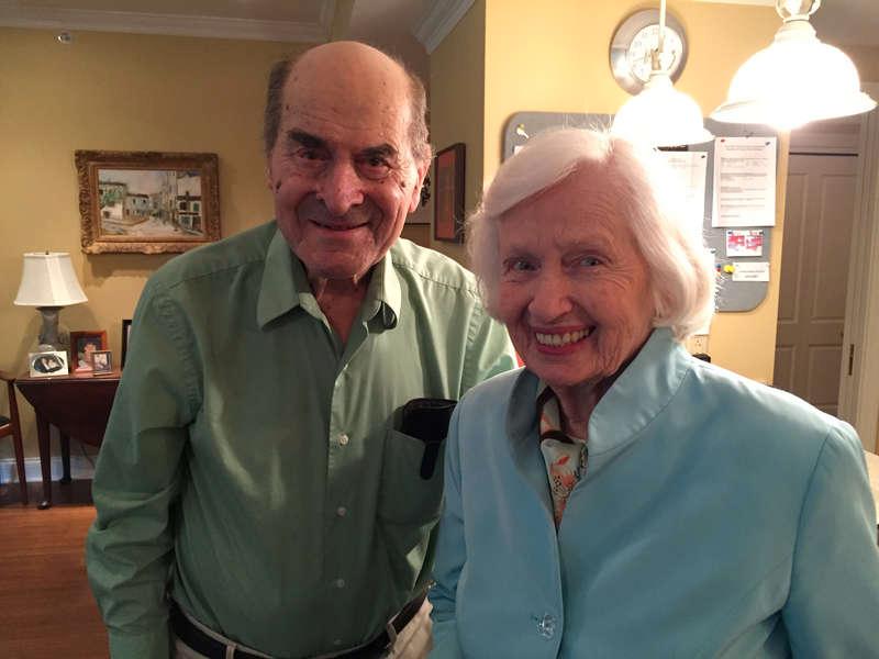 räddade liv Henry Heimlich, 96, här med sin fru, är känd för sin manöver som kan rädda liv när någon sätter i halsen. Nu har han själv fått använda sig av sitt kända grepp.