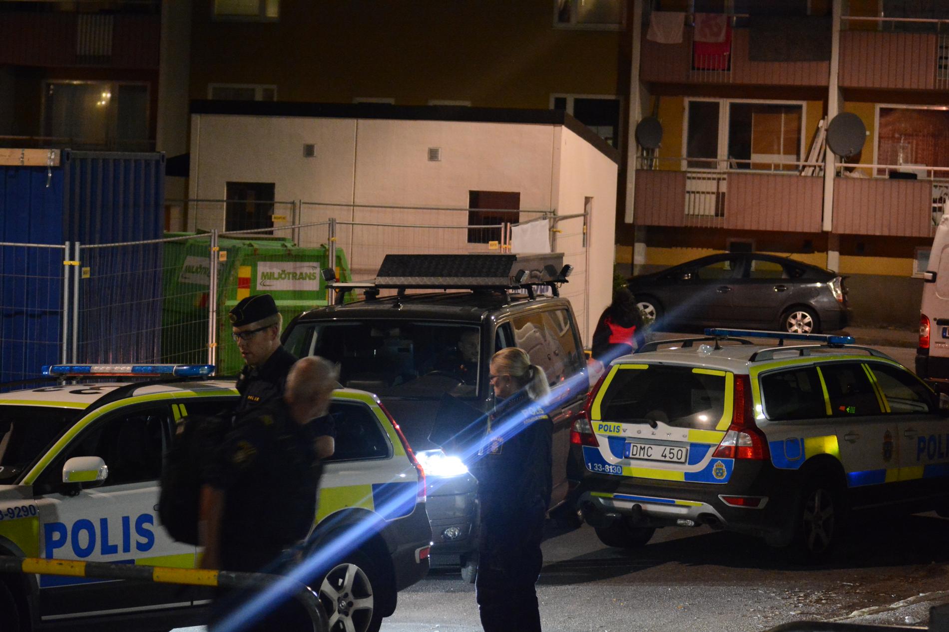 En skadad man i 30-årsåldern hittades ikväll i ett trapphus i Rinkeby i västra Stockholm.