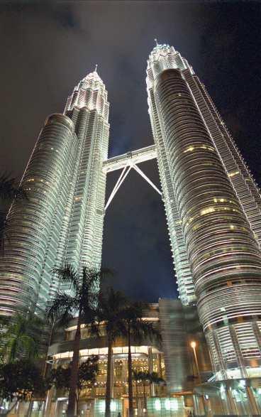 Petronas Towers. De 452 meter höga tvillingtornen var världens högsta fram till i år