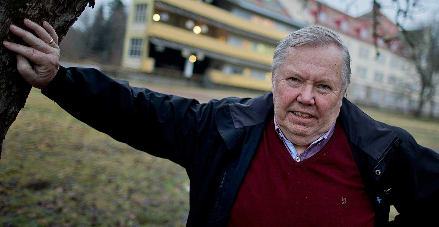 Bert Karlsson framför en av sina flyktingmottagningar utanför Skara.