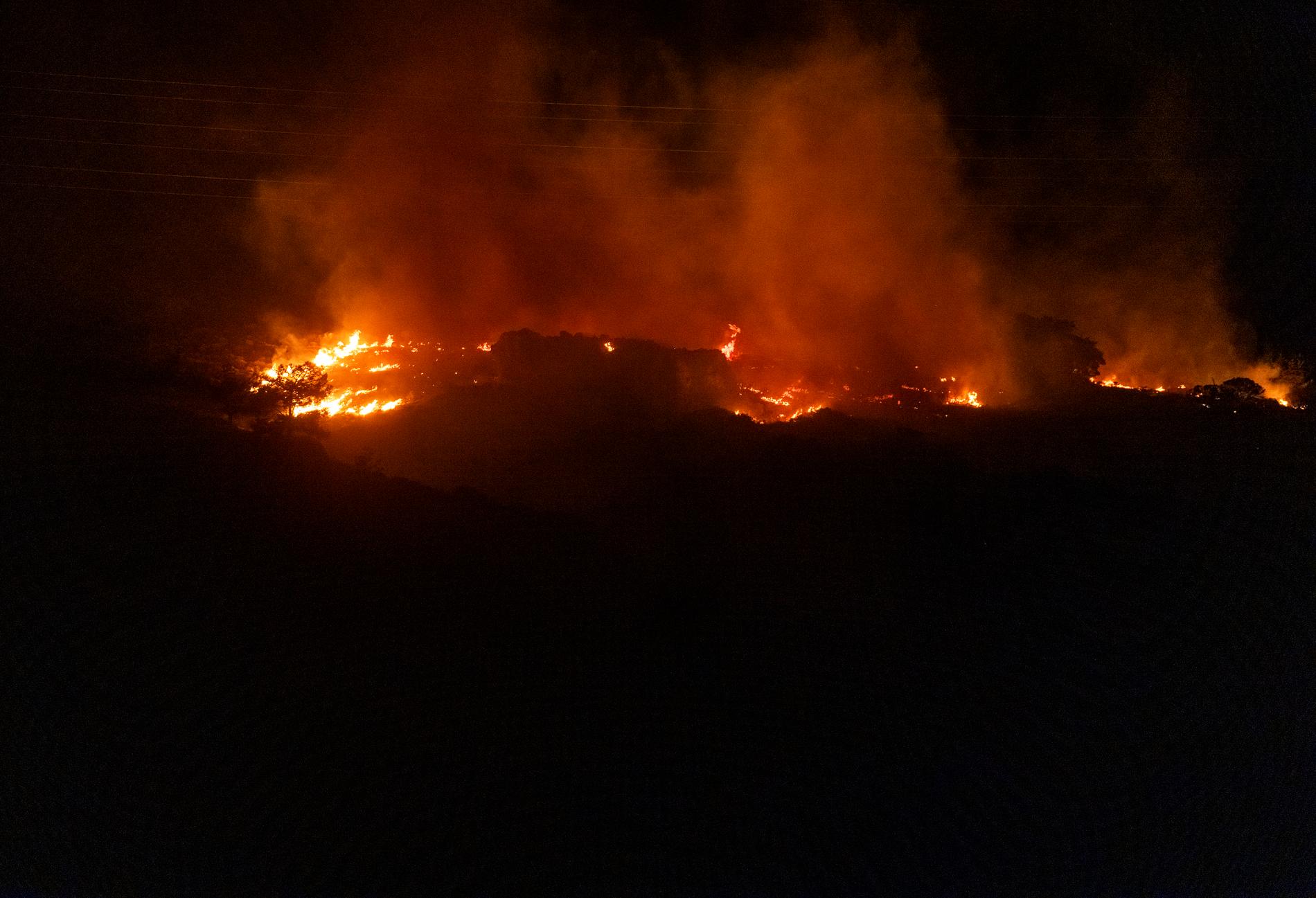 Branden rasar i bergen nära Masari.