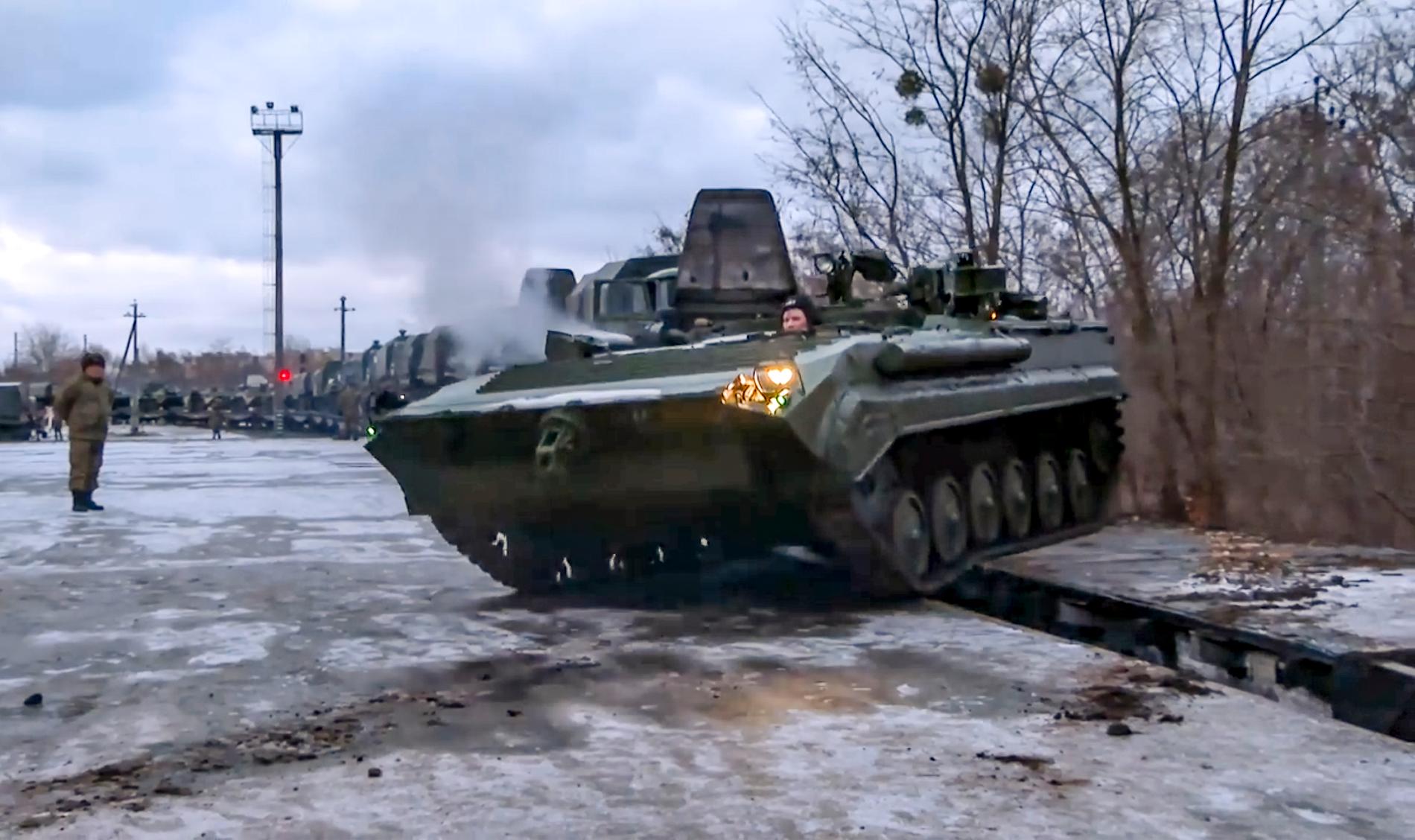 Ryska stridsvagnar anländer till Belarus på onsdagen.