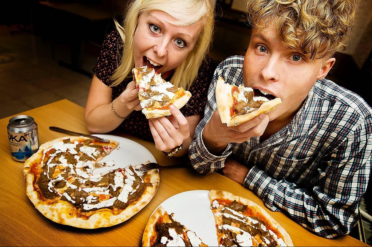 Aftonbladets reportrar testar kebabpizza på pizzeria Palmera i Vårberg i södra Stockholm.