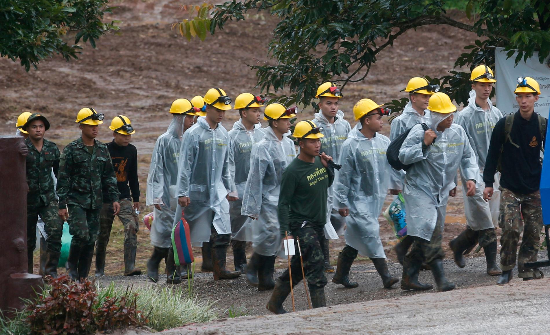 Räddningslaget på väg till jobbet: att bistå när de sista fem ska hjälpas ut ur sin håla flera kilometer in i den översvämmade grottlabyrinten.