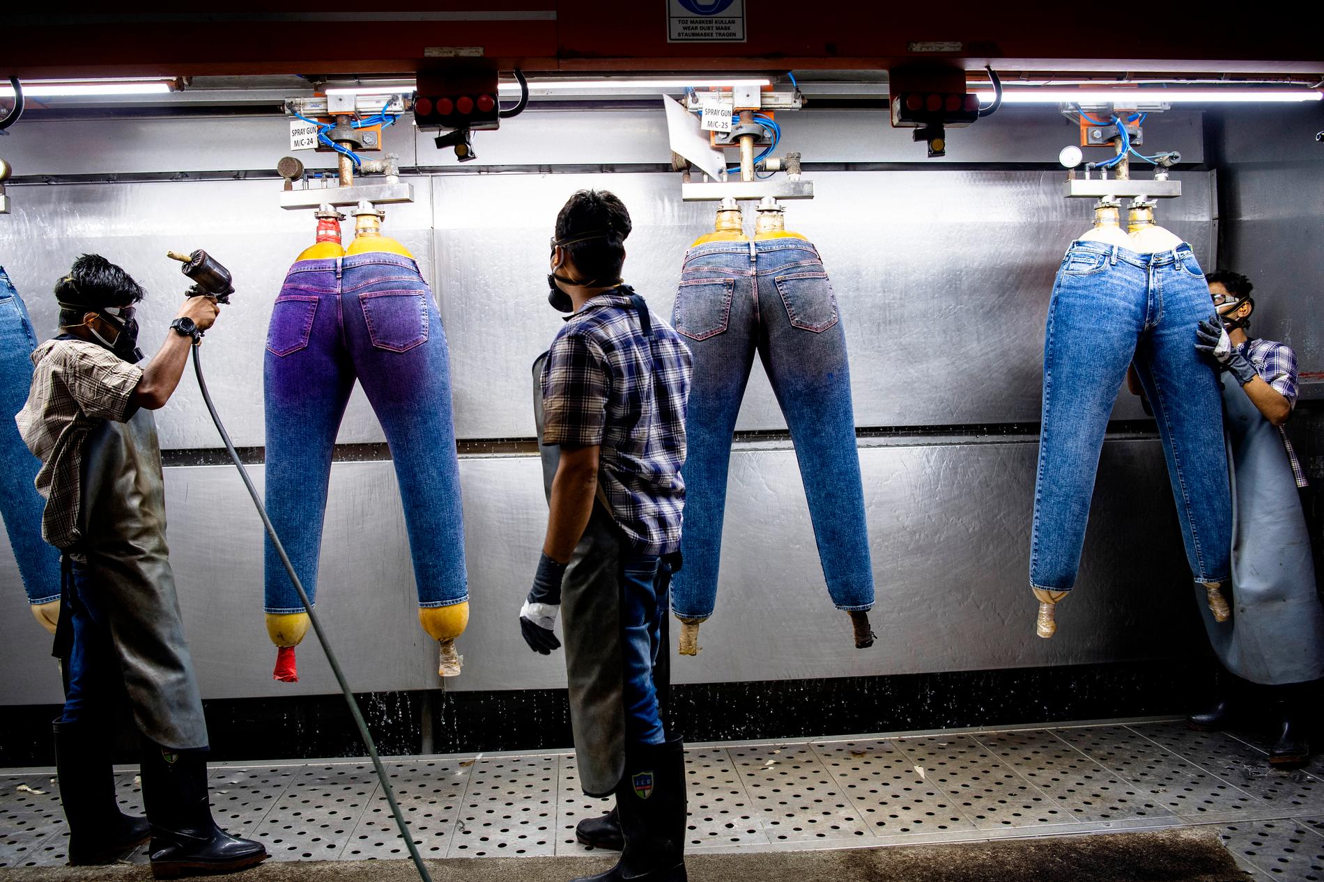 ”Det viktigaste med jeans är att få till den rätta ytan”, säger fabriksdirektören.