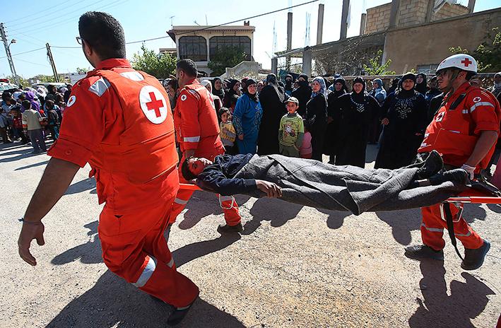 hjälpen kan förbjudas Röda kors-personal i arbete i Libanon. Internationella Rödakorskommittén hävdar att en kriminalisering av alla typer av stöd till terrorister hotar de humanitära hjälporganisationernas arbete över hela världen.