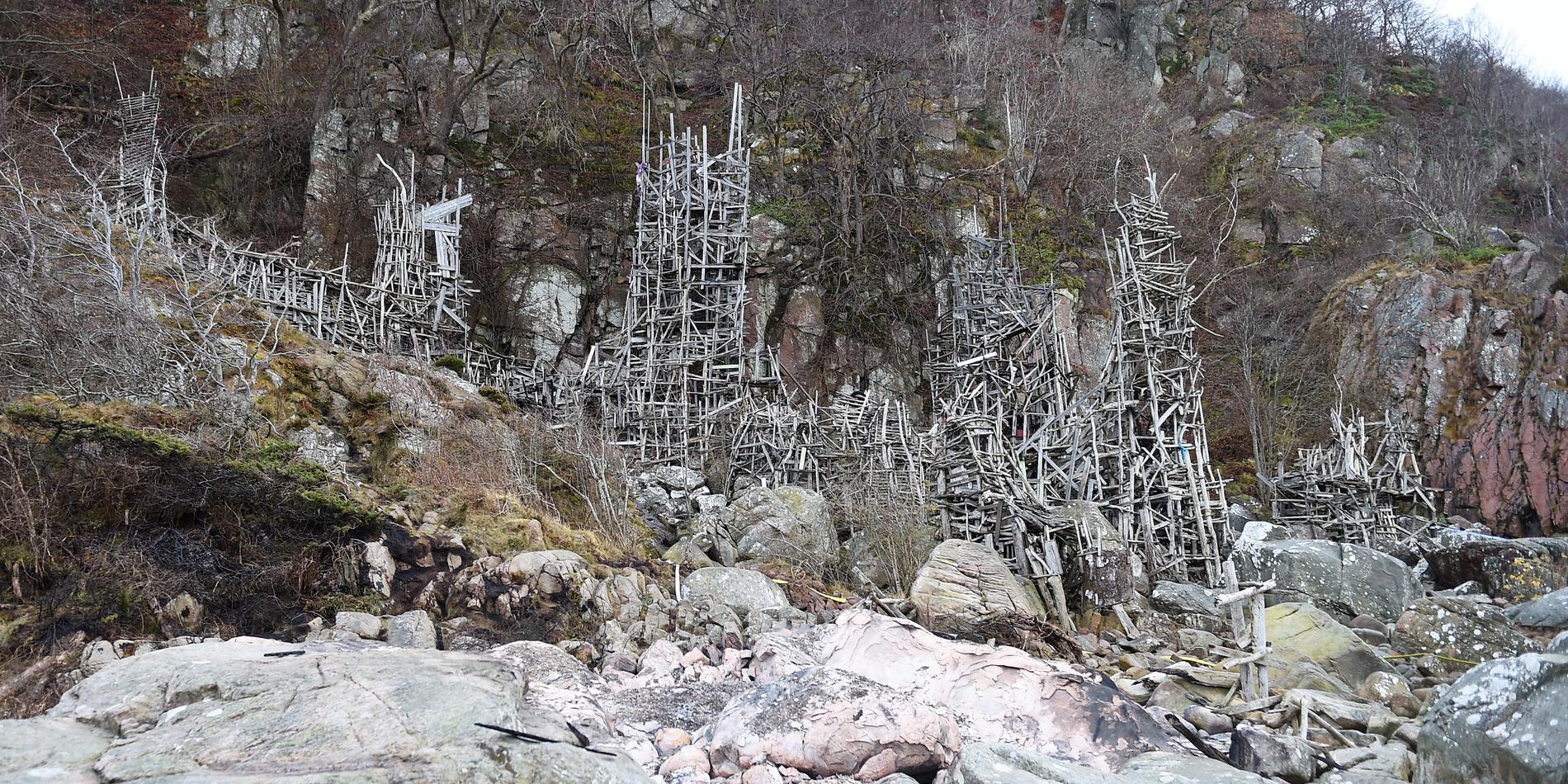 Nimis klättrar längs Kullaberg och har byggts på naturreservatets område. Verket utsattes för ett brandattentat i november 2016. Vilks dömdes till böter i tingsrätten i februari 2018 efter att ha återuppbyggt det som skadats . Nu vill länsstyrelsen förbjuda besök helt av säkerhetsskäl.