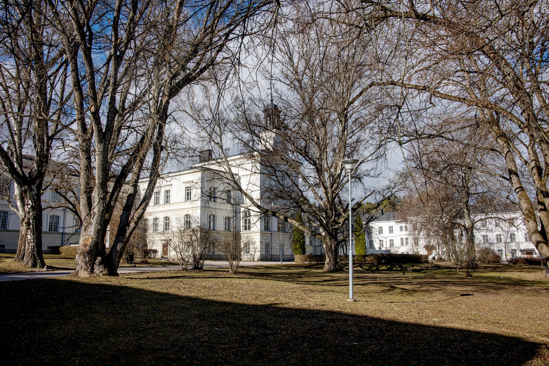 Skolan är inhyst i pampiga lokaler, det nedlagda mentalsjukhuset Ulleråker, som hyrs ut  till skolföretaget från Uppsala kommun. 