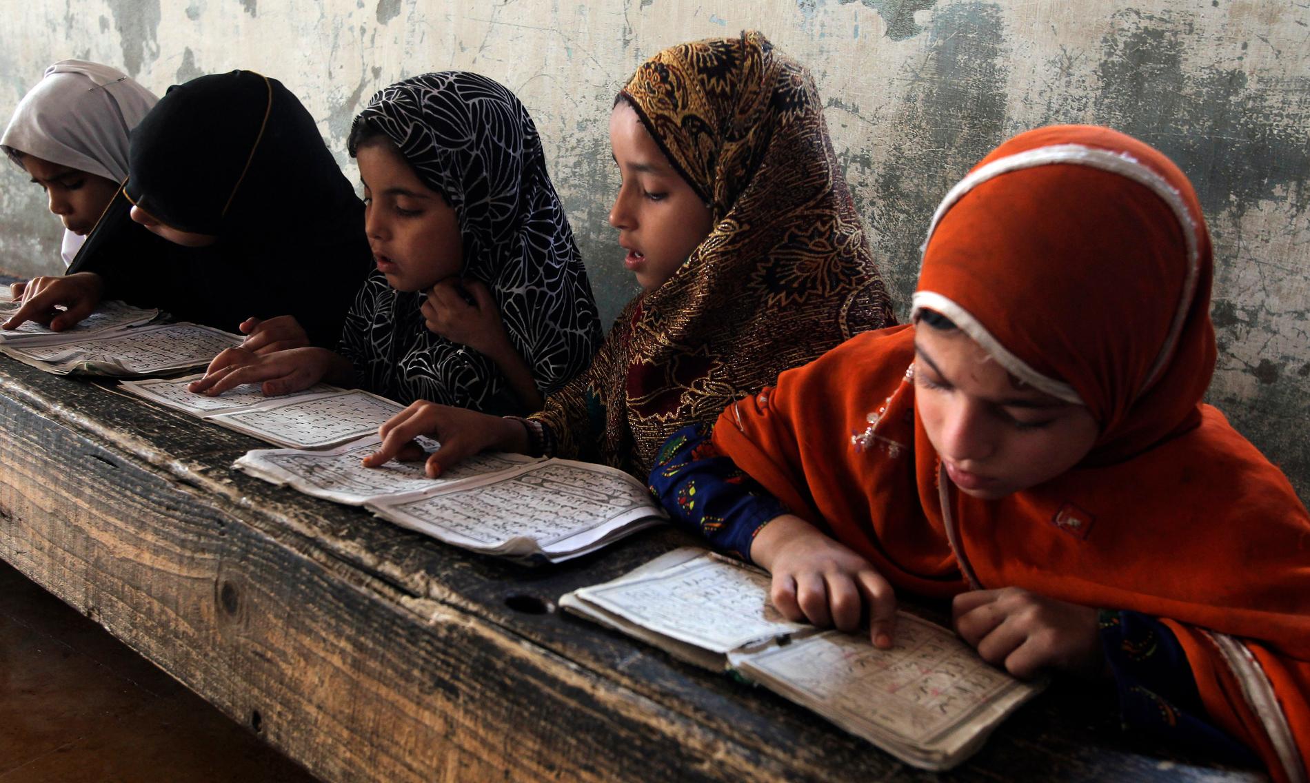 Pakistanska flickor i en religiös skola – ofta hålls de inne i moskéer och är många flickors enda chans att gå i skolan.