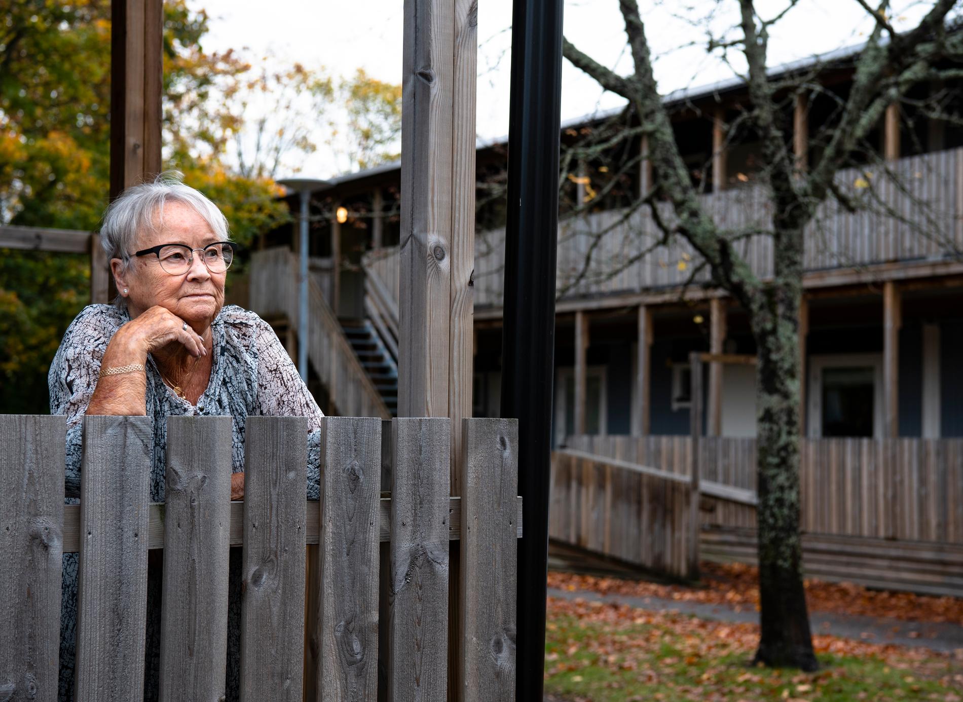 Irene Assarsson, 83, tvingades lämna sitt hem efter översvämningarna. Nu bor hon i en byggbarack.