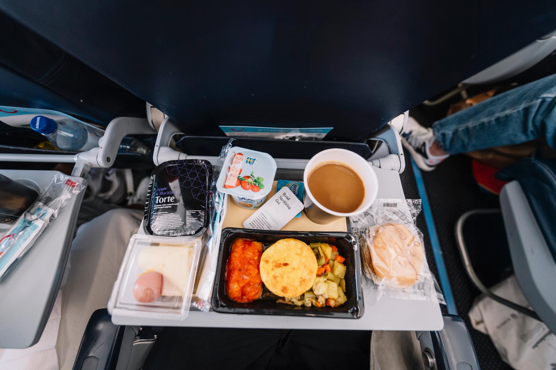 Asiatiska flygbolag erbjuder flygplansmat – som folk kan äta hemma.