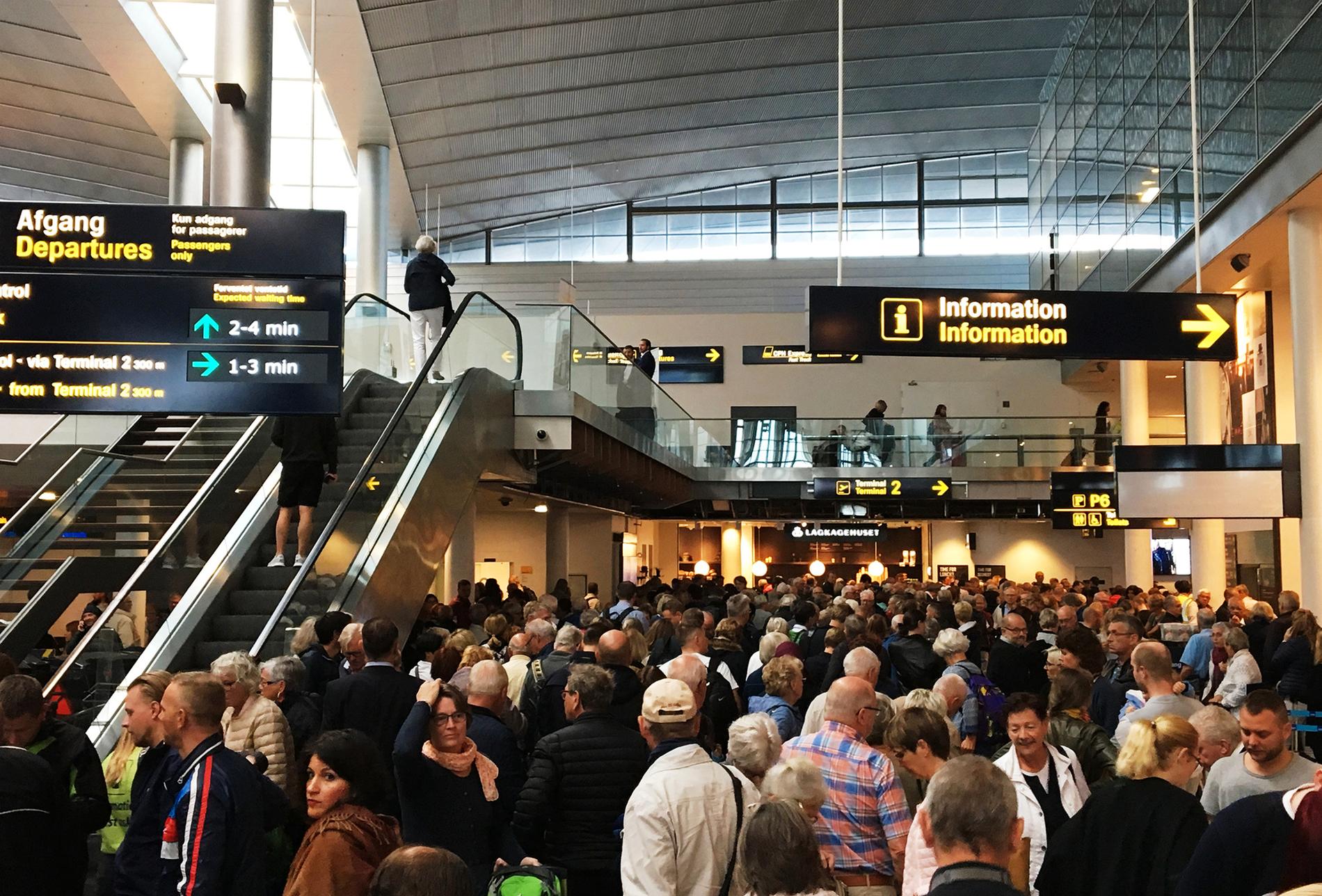 Kastrups terminal 2 avspärrad när misstänkt bagage undersöks. Folk trängs i terminal 3 som fortfarande är öppen. 