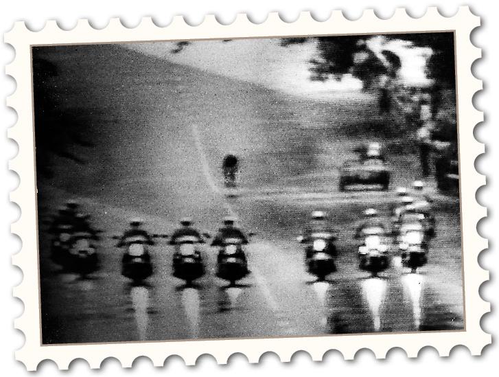 Johanssons poliseskort Var: OS i Montreal 1976.
Eskorterad av tolv polis­motorcyklar tar cyklisten 
Bernt Johansson det guld 
som har blivit framröstat som svenskarnas mest minnesvärda 
OS-ögonblick genom tiderna.