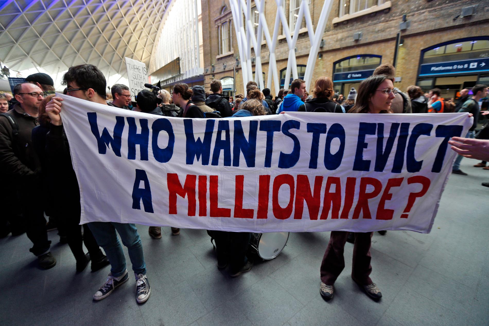 Protester mot skattesänkningar i Storbritannien 13, april 2013.