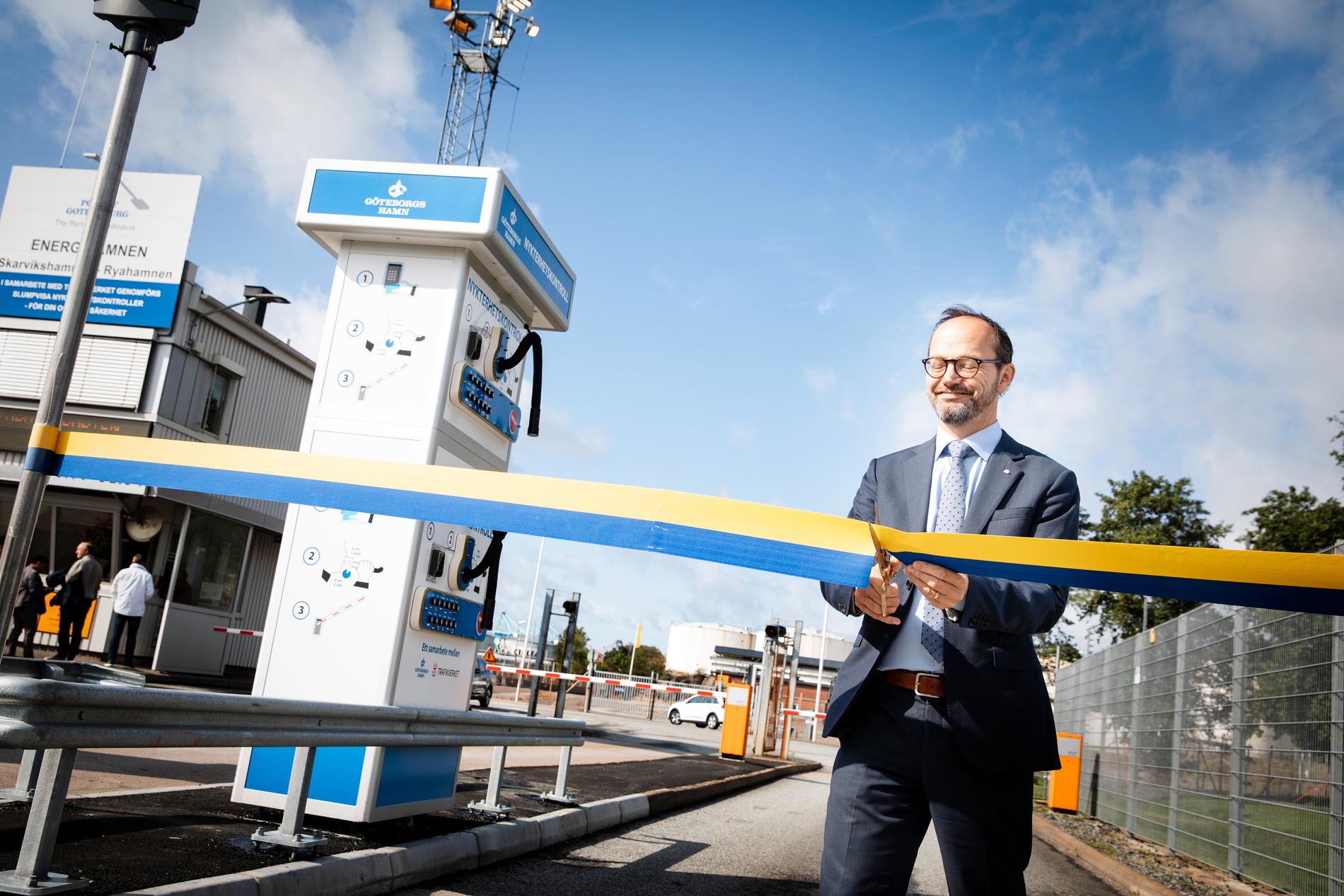 Infrastrukturminister Tomas Eneroth vid invigningen av Göteborgs hamns första alkobom vid Energihamnen.