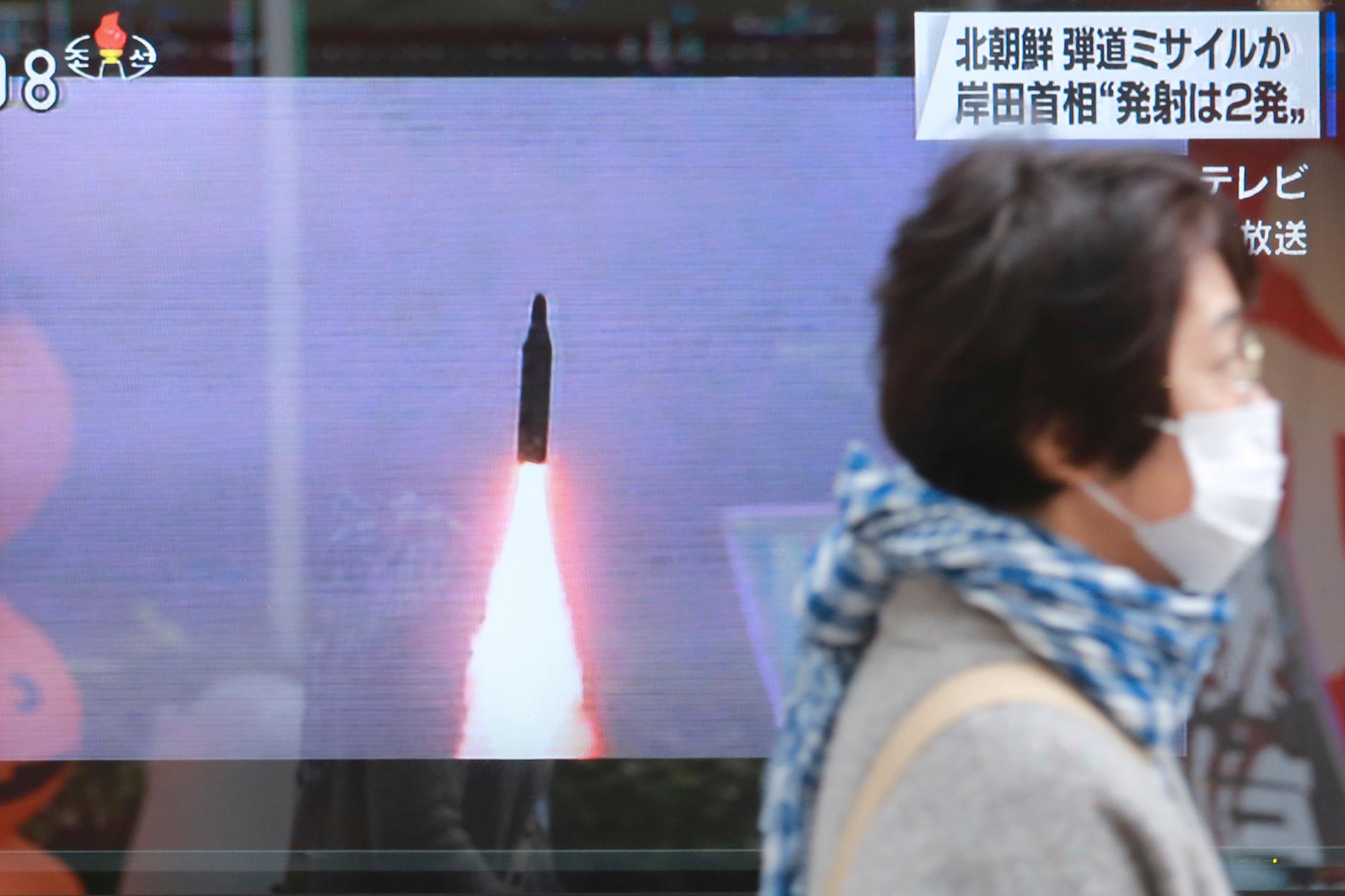 En arkivbild från ett av Nordkoreas robottester visas på japansk tv efter Nordkoreas senaste provskjutning.
