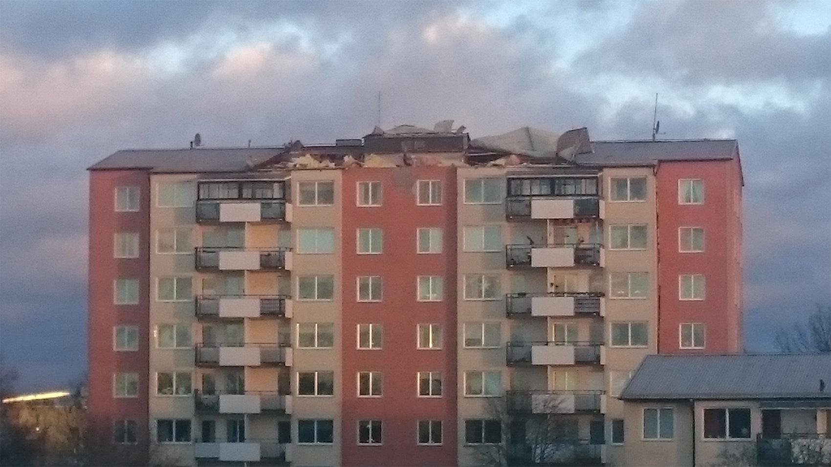 Delar av taket har slitits bort från ett hyreshus i Mariestad.