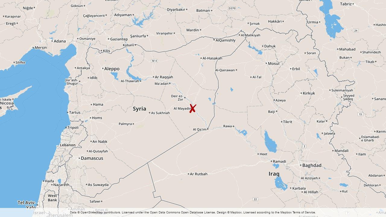 Islamiska staten har avrättat 33 människor i öknen nära staden al-Mayadin i östra Syrien.