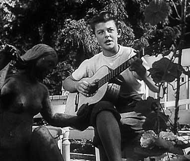 En femtonårig Sven-Bertil, bakom en skulptur av Astri i trädgården på Sjösala, sjungande ”Du ska få min gamla kärring när jag dör”. Ur filmen ”Sjösalavår” från 1949.