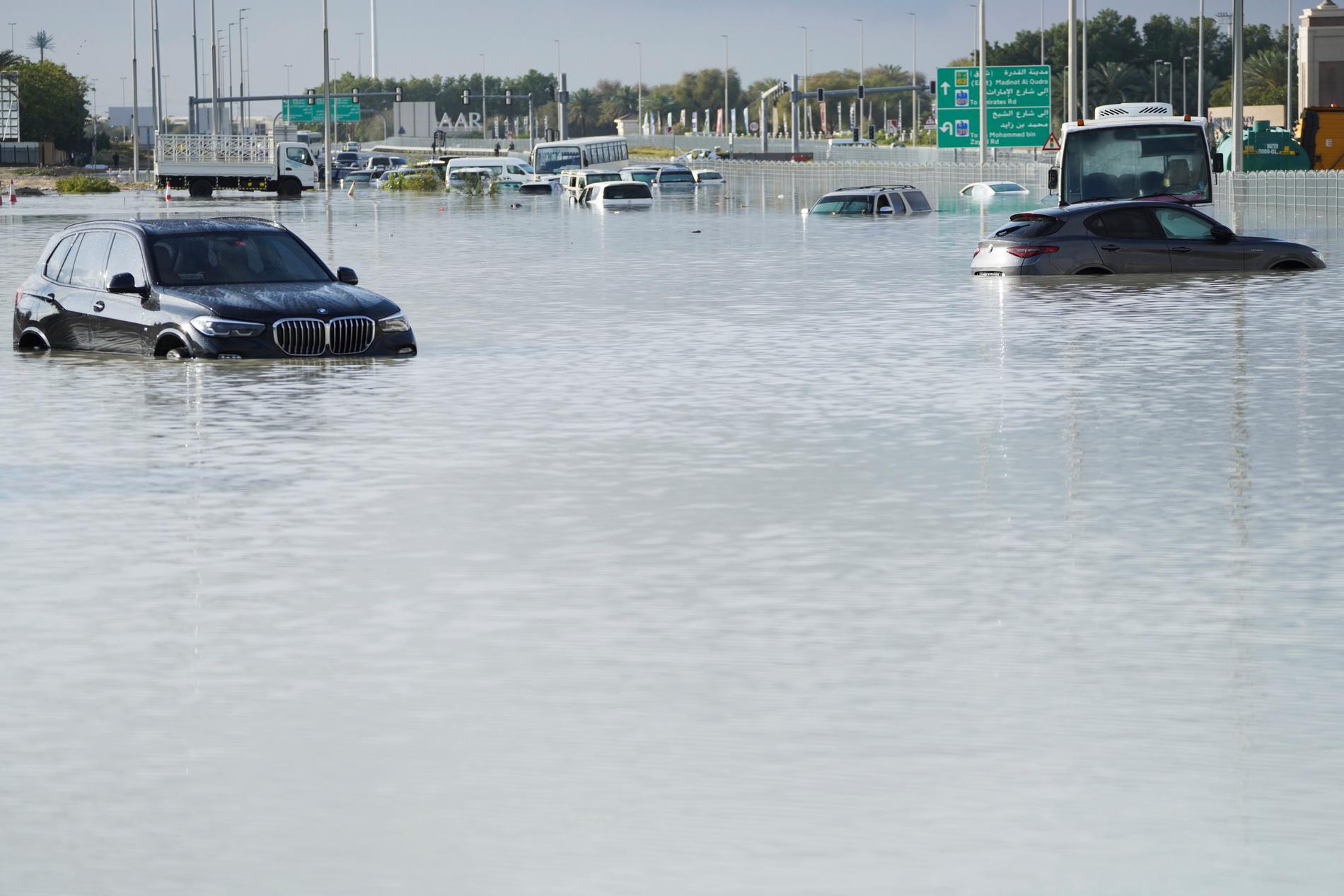 Översvämningar har drabbat Dubai.