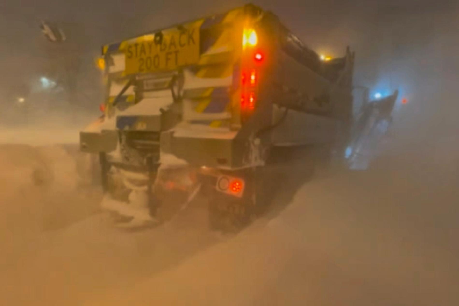 Snöröjare för en ojämn kamp mot drivorna i Buffalo. Snöovädret som drabbat staden beskrivs som ”förödande”.