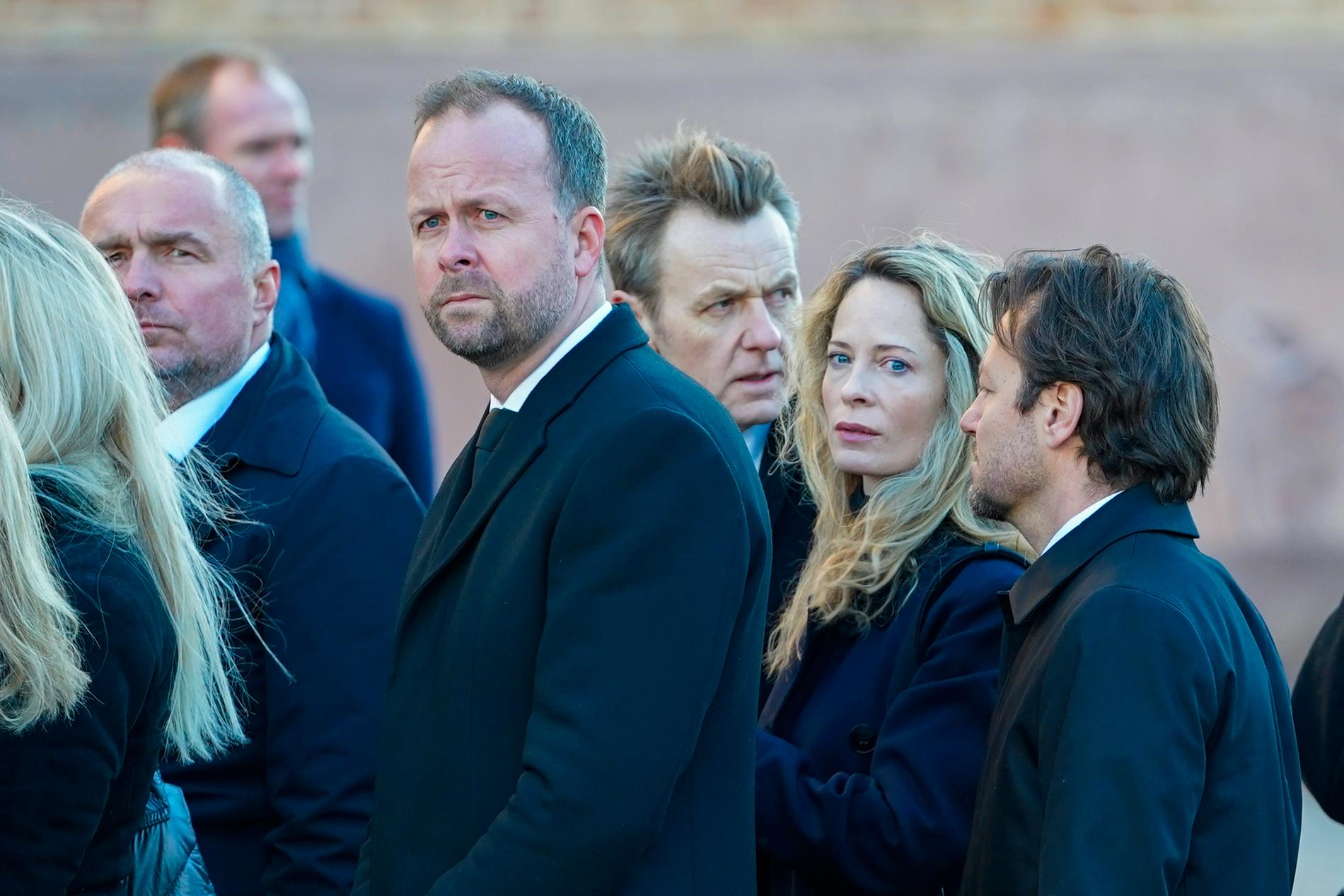 Fredrik Skavlan och Maria Bonnevie är några av gästerna på begravningen. 