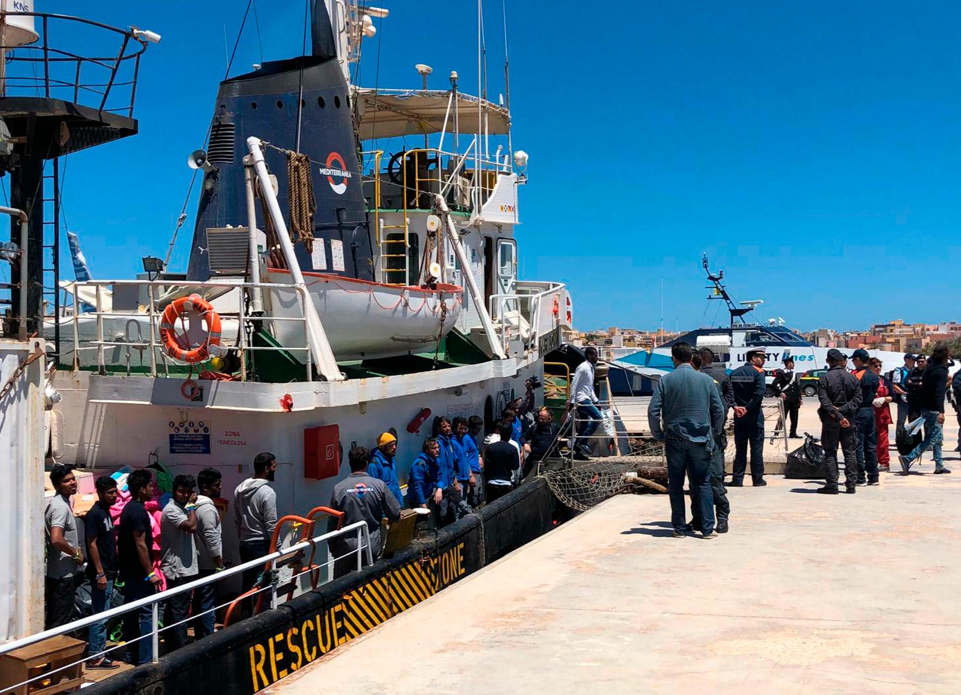 Mare Jonio har vid flera tillfällen räddat migranter på Medlehavet. Här får migranter lämna fartyget på Lampedusa efter en insats i maj i år. Arkivbild.