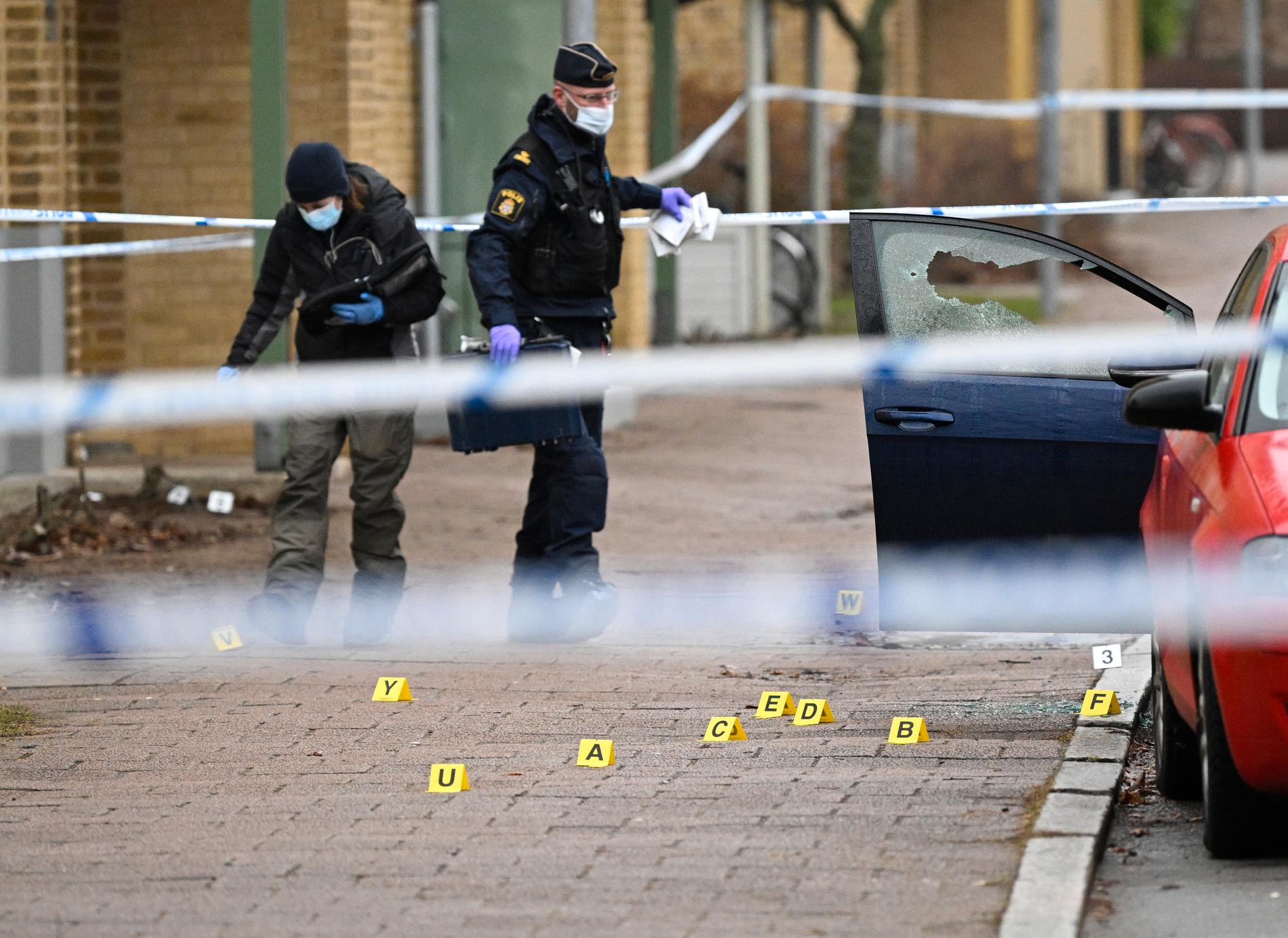 Polisens kriminaltekniker undersöker området kring en parkering i Helsingborg efter en skottlossning på morgonen den 18 januari. 