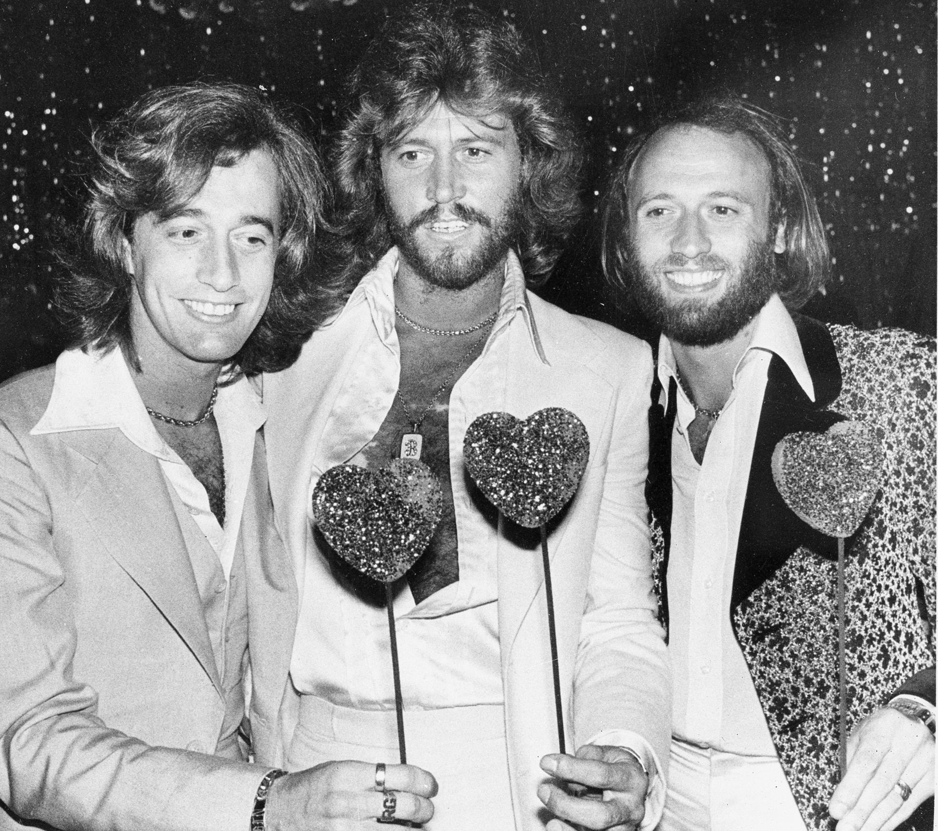 Barry Gibb i mitten mellan sina bröder Robin och Maurice som utgjorde Bee Gees, på en bild från 1978.