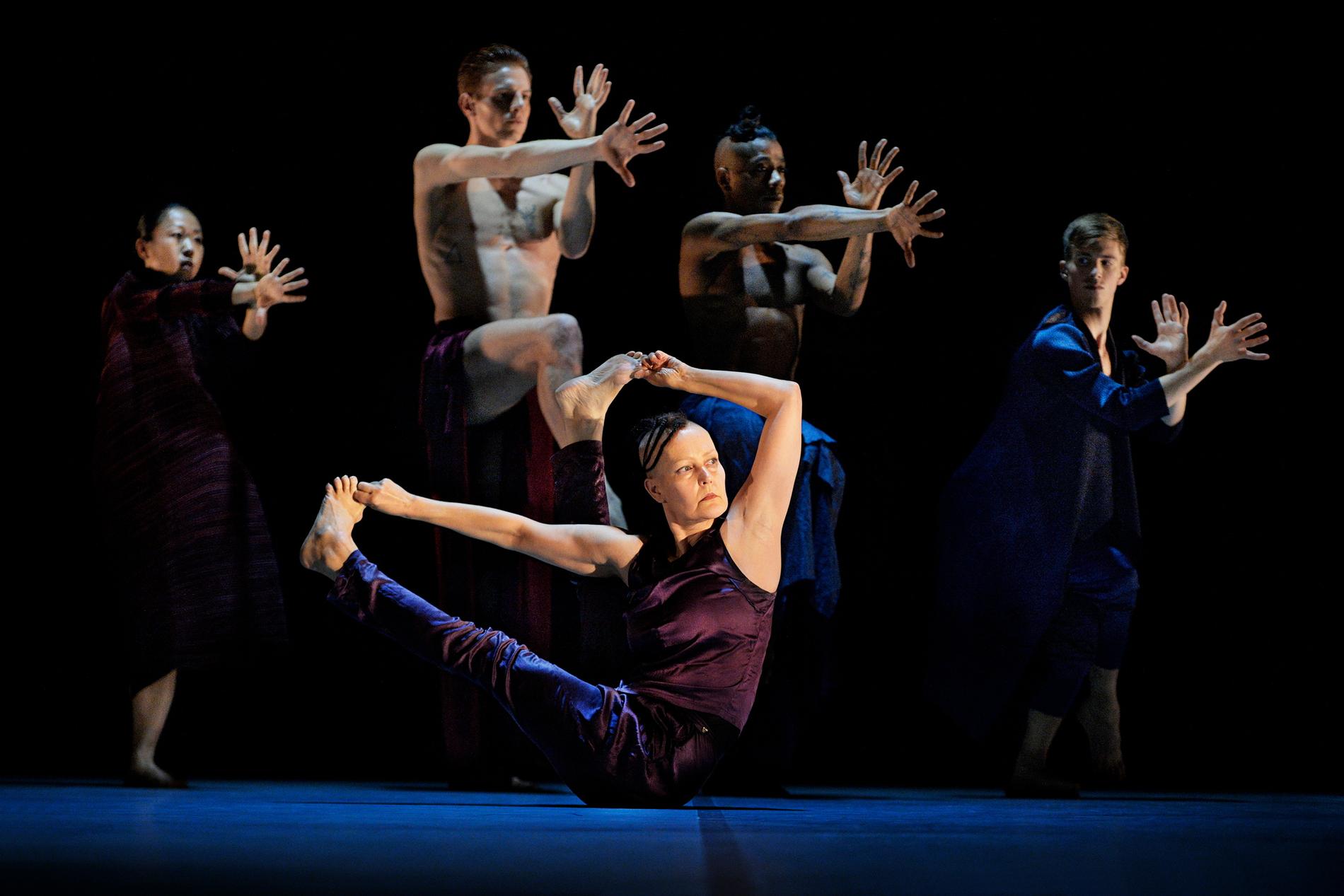 Virpi Pahkinen dansar själv i sitt nya verk Monolit Polygon, tillsammans med Pontus Sundset Granat, Philip Sundset Granat, Thibault Monnier, Hui-Han Hu Gustavsson samt studerande vid Balettakademien i Stockholm. 