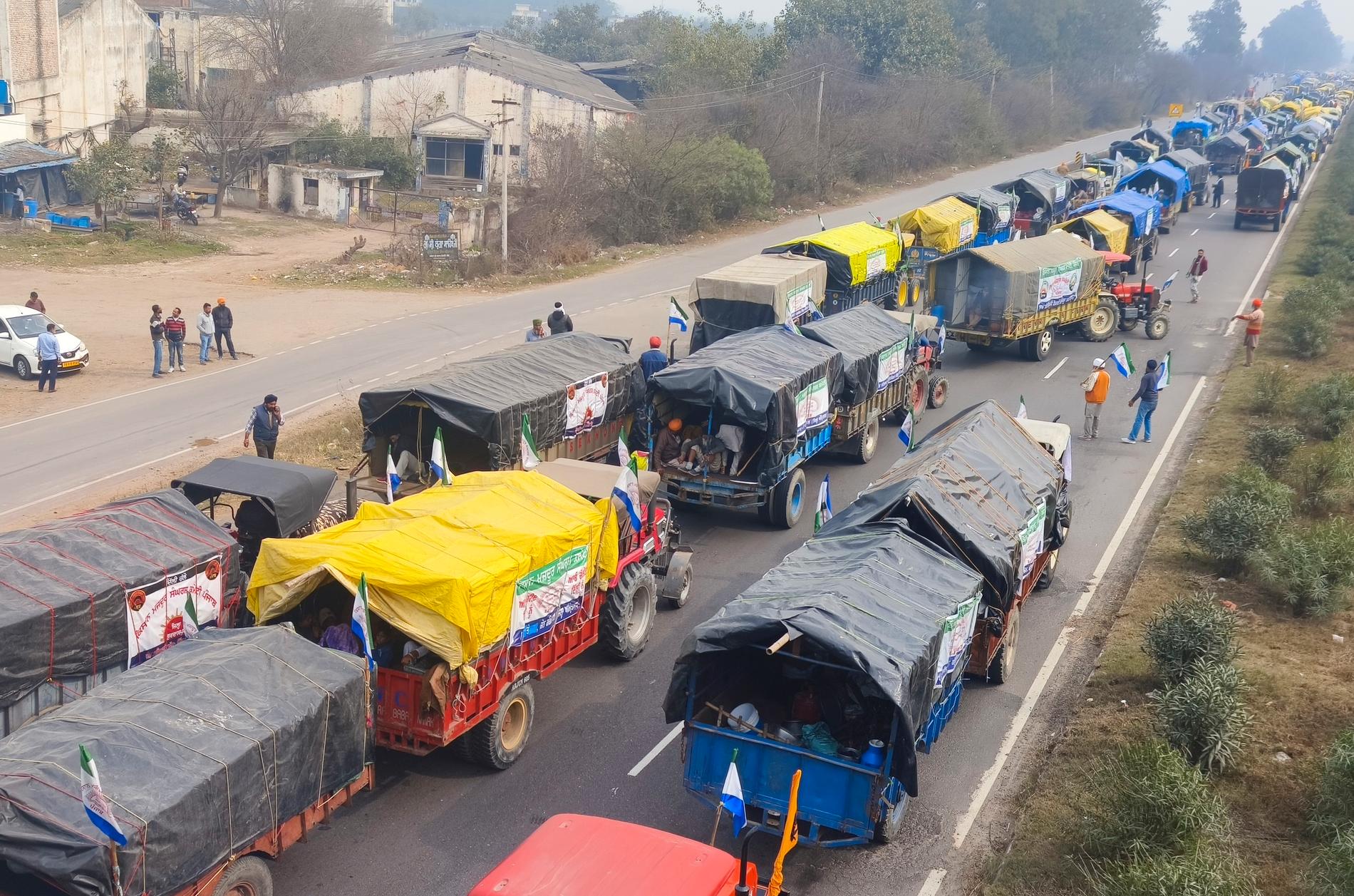 Bönder på traktorer kör in i Indiens huvudstad New Delhi.