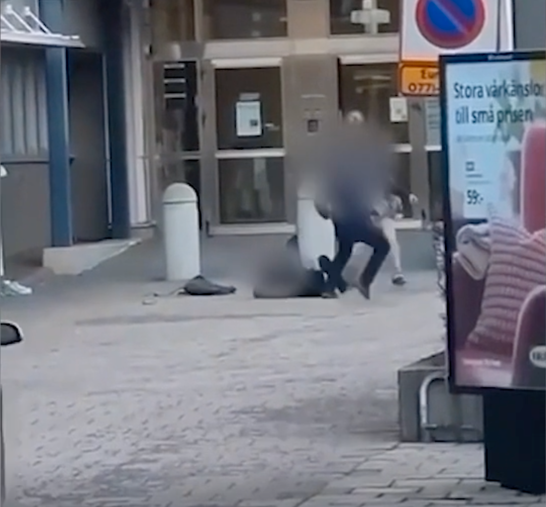 På måndagen knivhöggs en polis när han var på väg hem från jobbet i Norrköping. Gärningsmannen, en man i 60-årsåldern, skadade polisen allvarligt. 