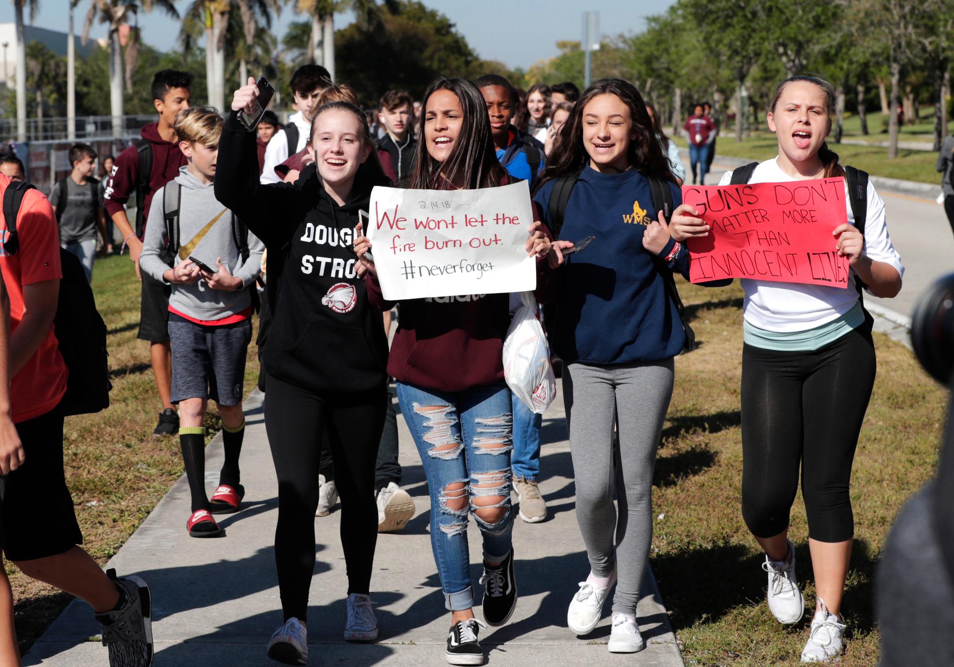 Elever marscherade ut från skolor under en protestaktion mot vapenvåldet tidigare i år. 
