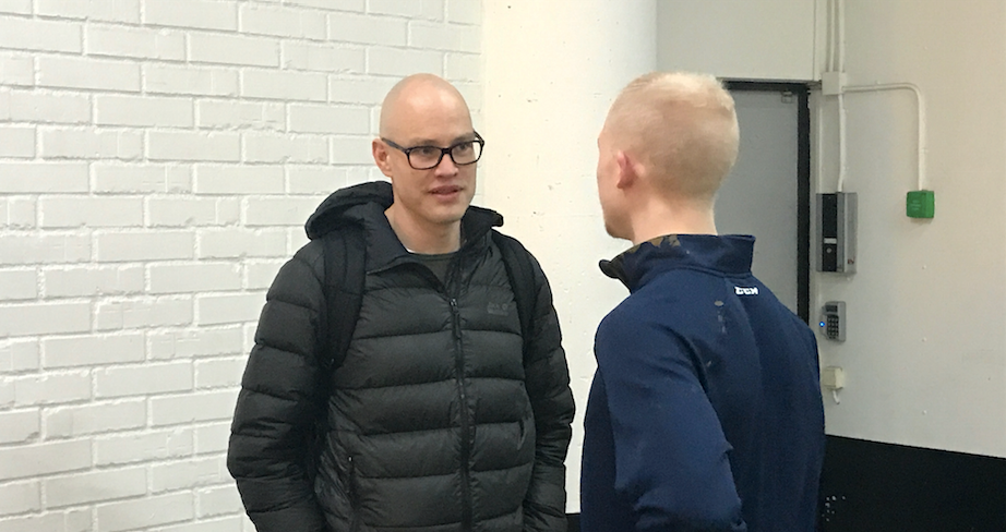 Jonathan Davidsson i samtal med Columbus scout Jarkko Ruutu efter 6–1-krossen mot Linköping.