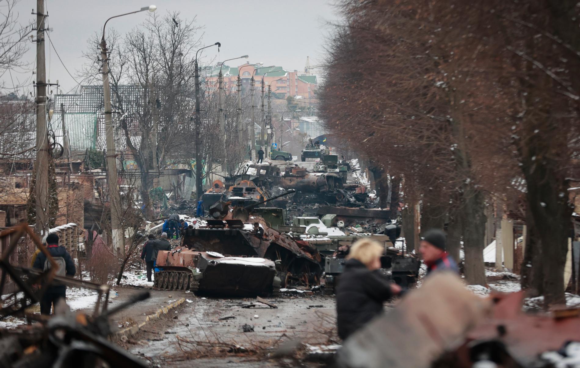 Krigsförödelse på Kievs gator.