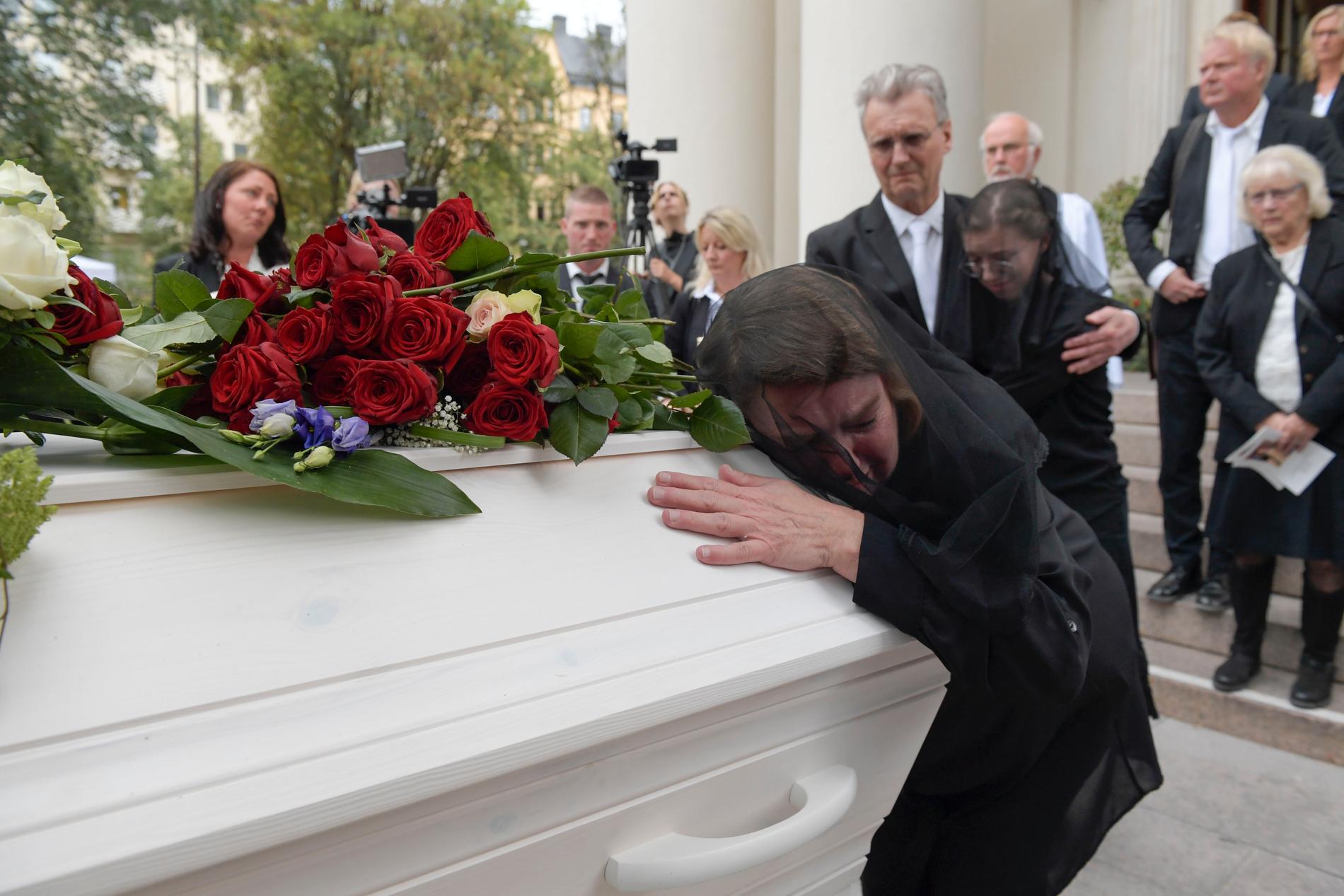Eric Torells mamma Katarina Söderberg kramar om sin sons kista vid begravningen. Arkivbild