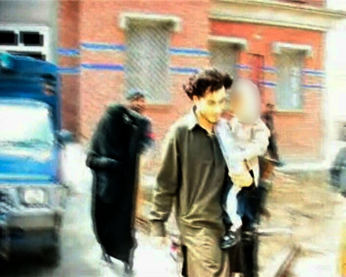 tvåårige sonen på armen Munir Awad, hans fästmö Safia Benaouda och parets lille son satt fängslade i Pakistan i 43 dagar, misstänkta för samröre med al-Qaida. Safia erbjöds fri lejd ut ur landet tillsammans med barnet, men vägrade så länge mannen inte släpptes. Efter ett högt politiskt spel lyckades man få hem familjen till Sverige.