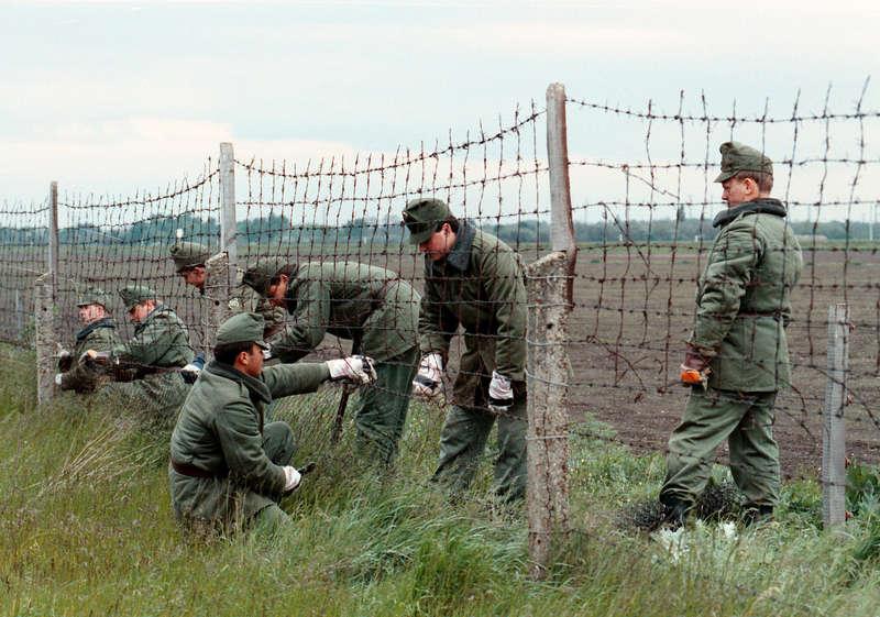 EUROPA 1989: Den ­tidigare hårdbevakade gränsen mellan Ungern och Österrike klipps upp.