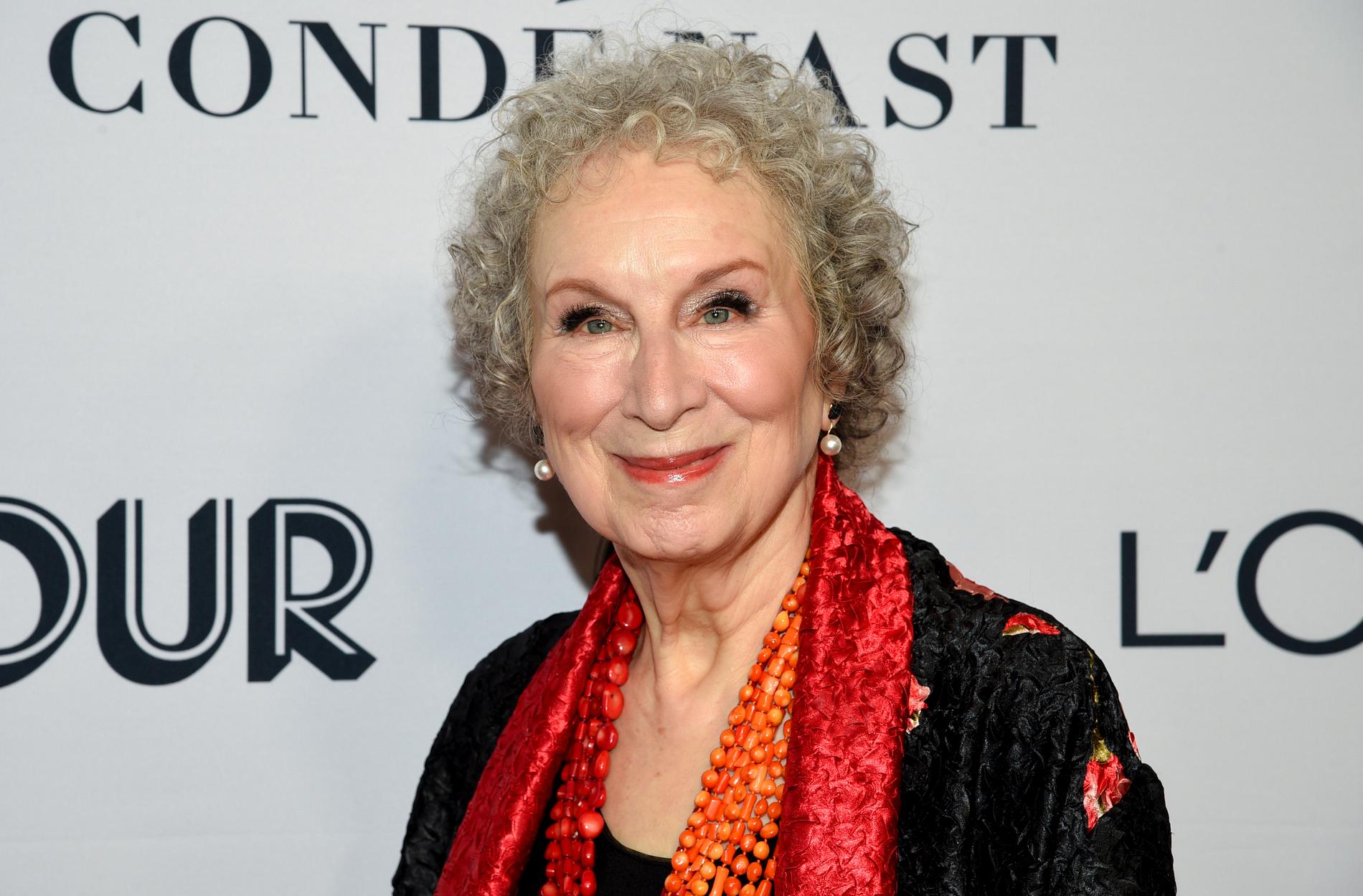 Margaret Atwood ger ut en obrännbar edition av "Handmaid's tale" – boken. Arkivbild.
