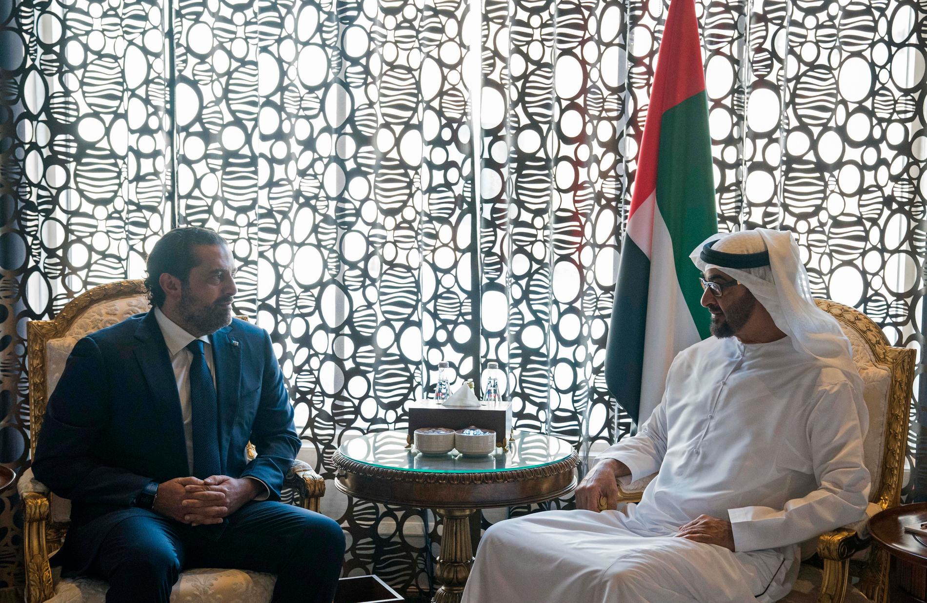 Saad al-Hariri har befunnit sig i Saudiarabien och dess grannländer den senaste tiden. Här tas han emot av kronprins Mohammad bin Zayid al-Nahayan i Abu Dhabi den 7 november.