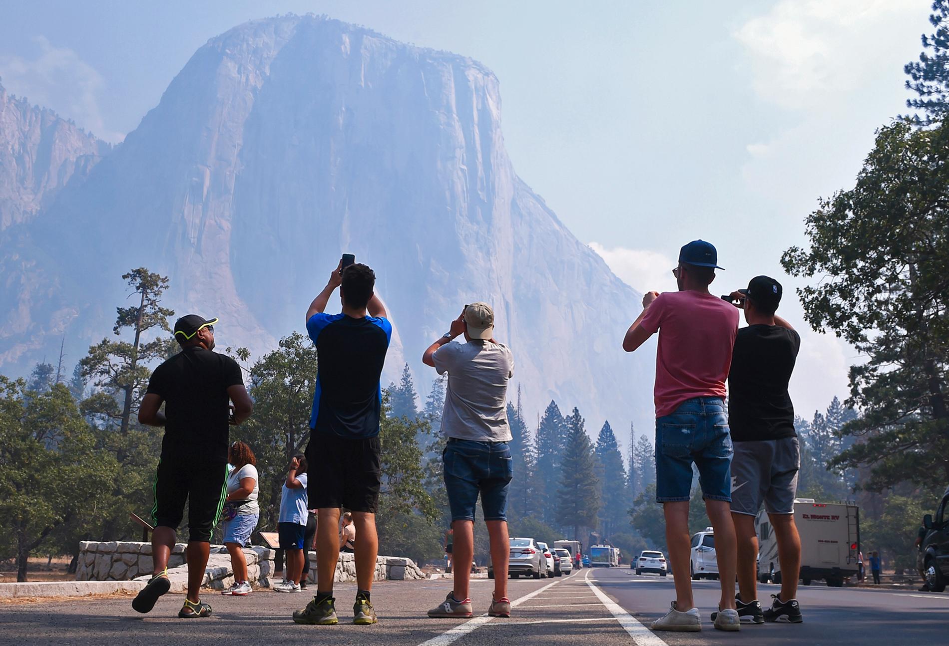 Besökare i Yosemite tar bilder av röken som fortfarande ligger kvar över området. Arkivbild.