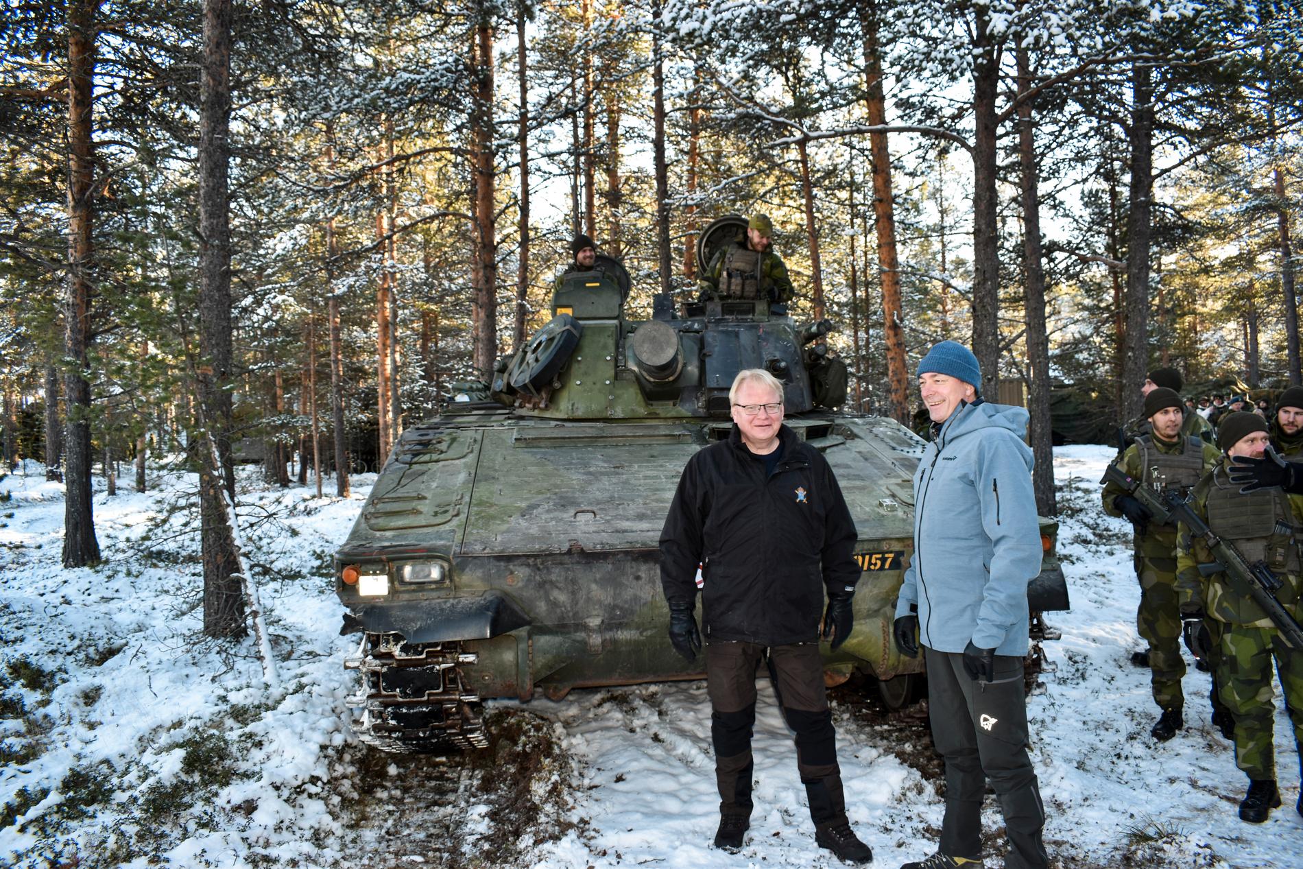 Sveriges försvarsminister Peter Hultqvist och hans norska kollega Frank Bakke-Jensen på besök hos svenska soldater under den stora Nato-övningen i Norge.