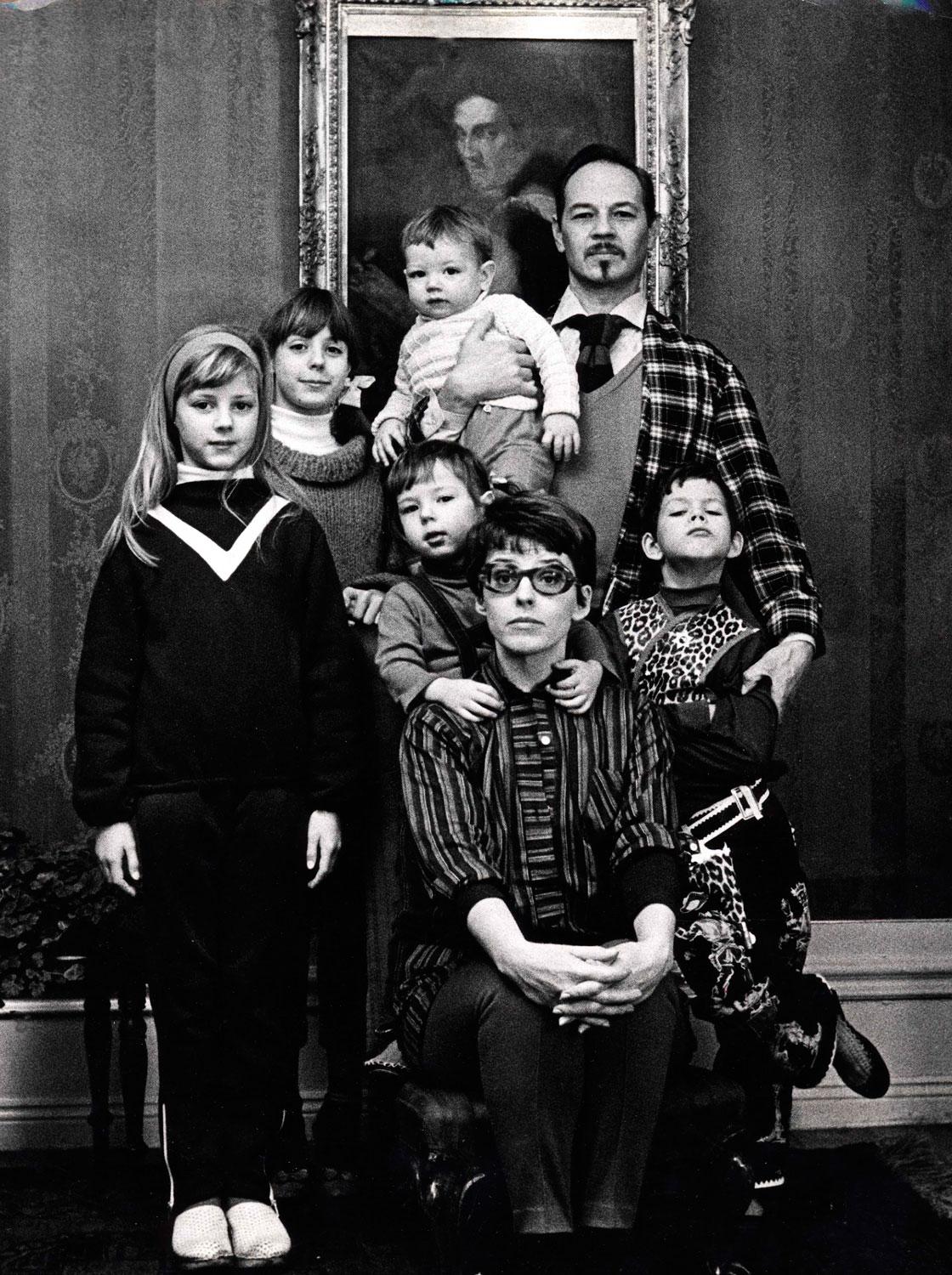 Stockholm 1967. Yvonne Lombard och Lennart Hellsing tillsammans med deras fem barn