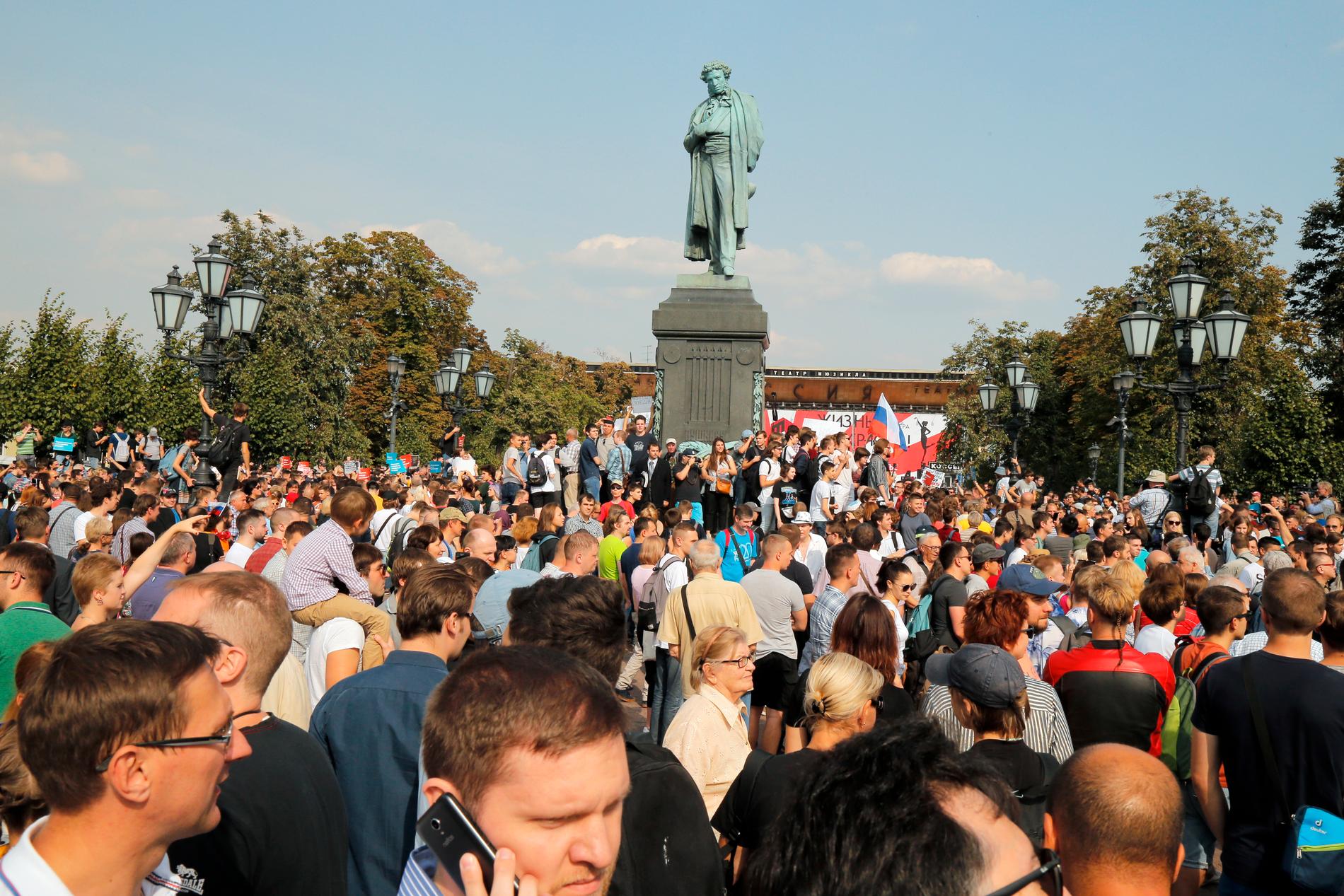 Demonstranter protesterar mot pensionslagen i Moskva den 9 september. Arkivbild.