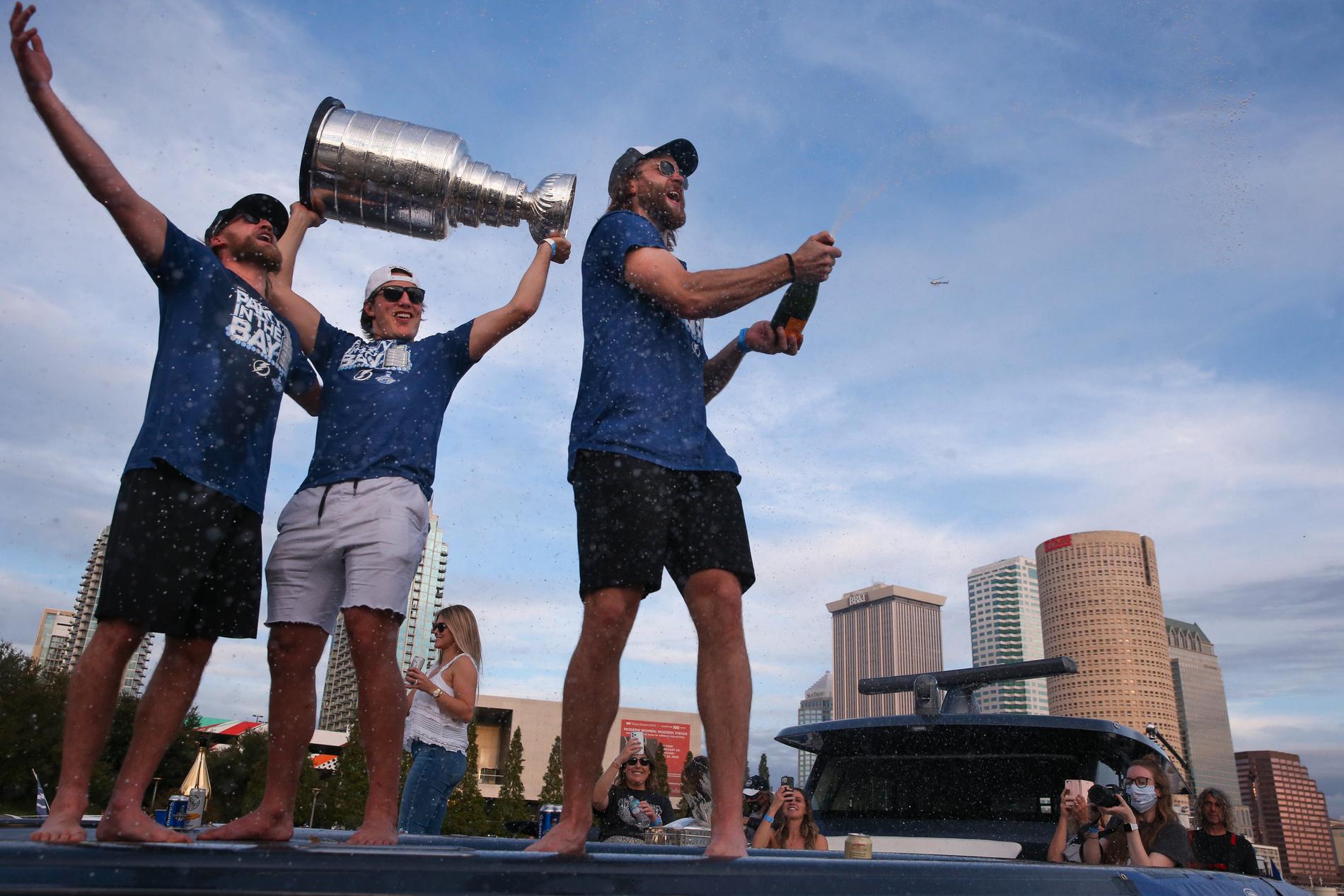 Hedman firar med Stanley Cup-bucklan i Tampa. 