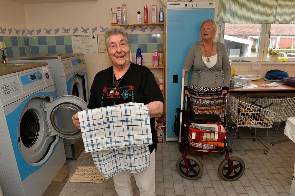 Svea Andersson jobbar på äldreboende och tar hand om pensionärer. Anita Lundell,74, är synskadad och uppskattar Sveas jobb.