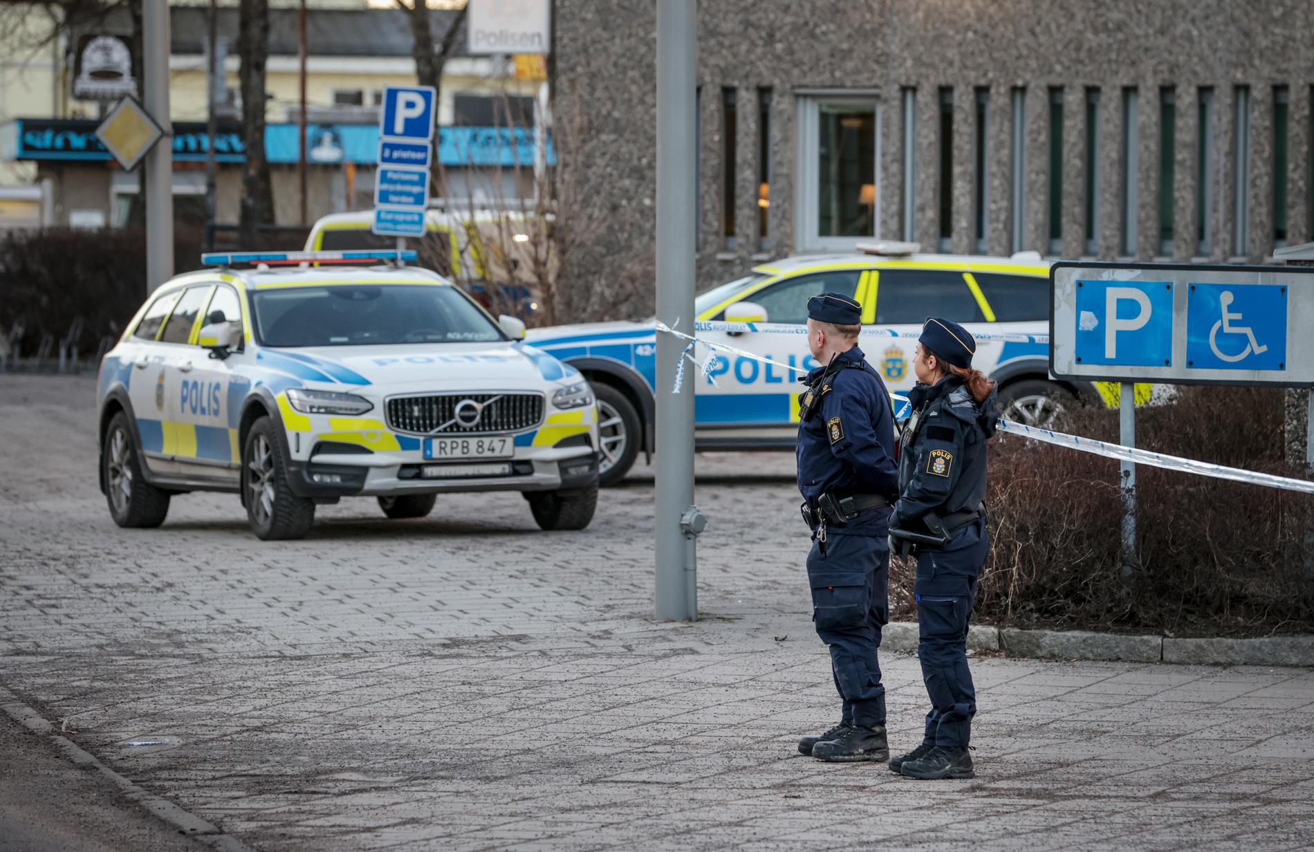 Polis och avspärrning utanför polishuset i Norrköping.